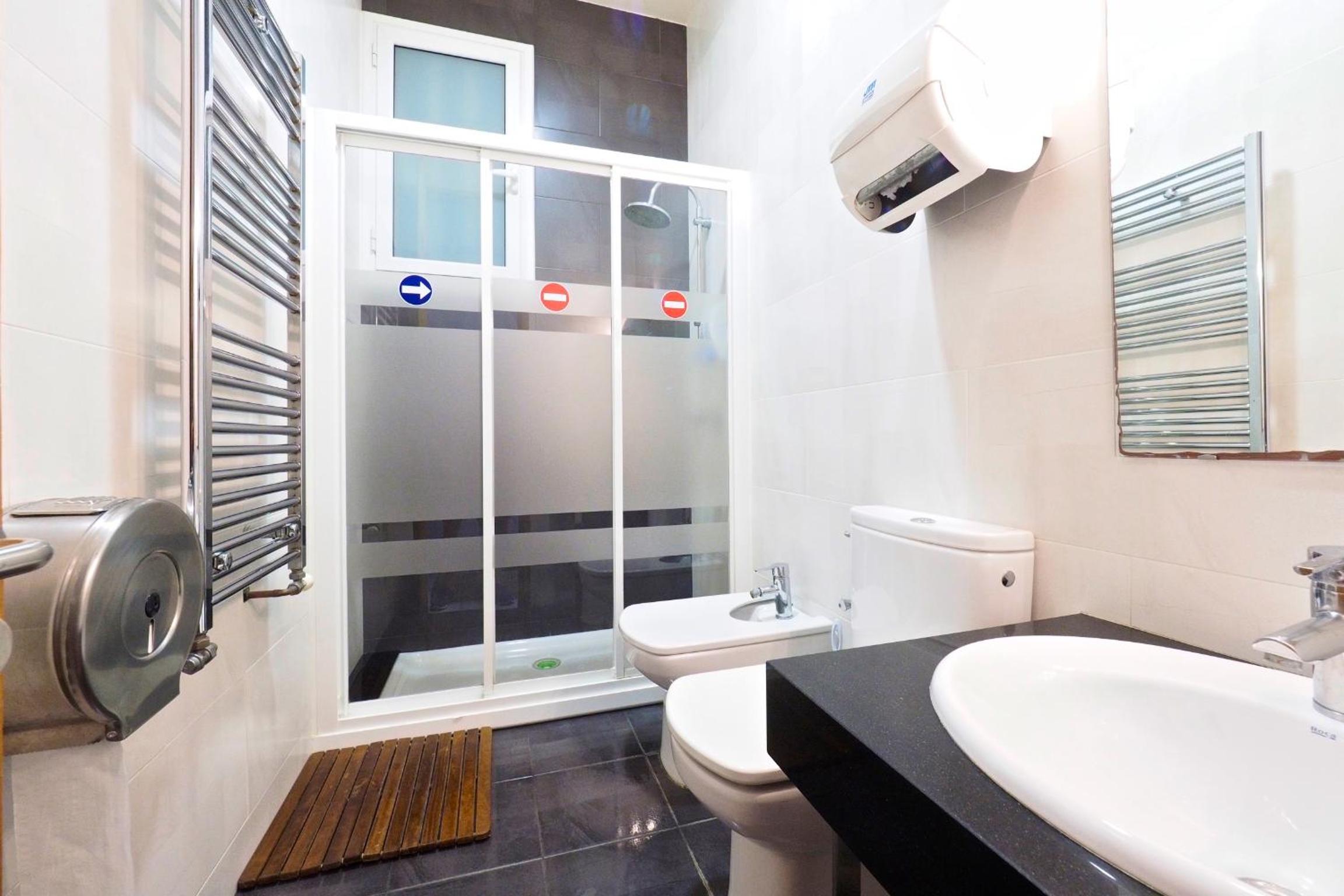 Twin Room with Shared Bathroom photo 2