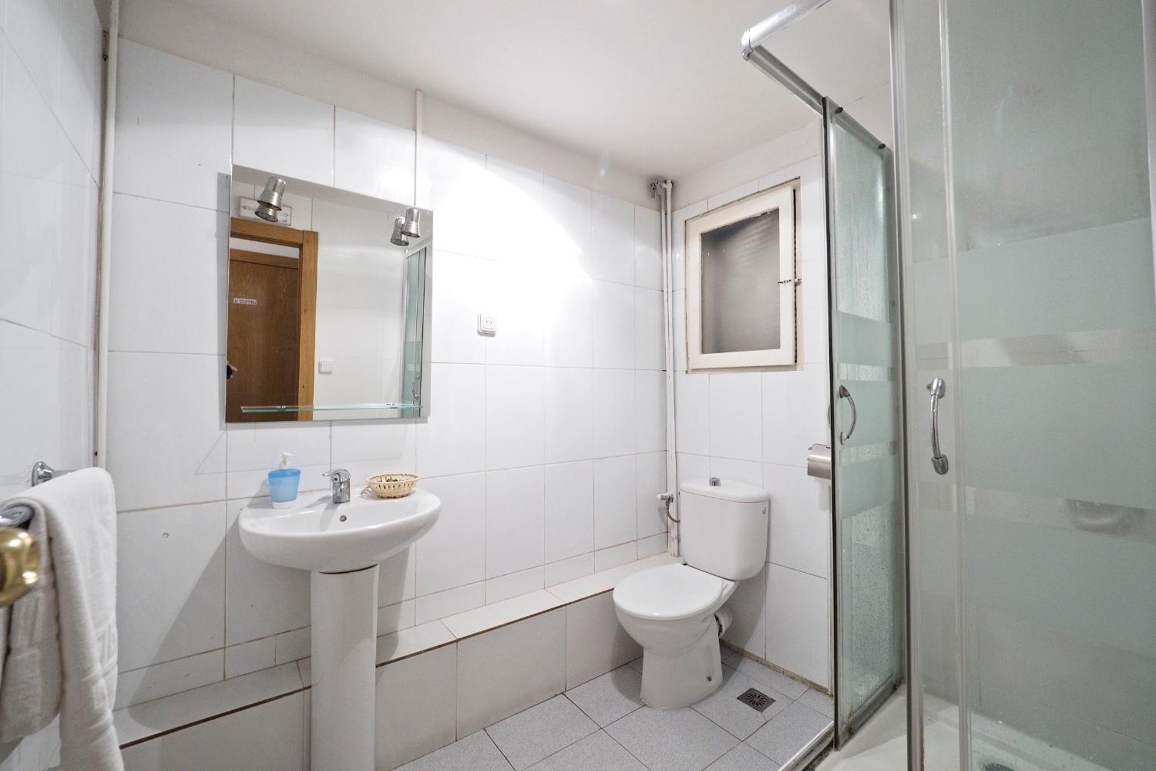 Twin Room with Private Bathroom photo 3