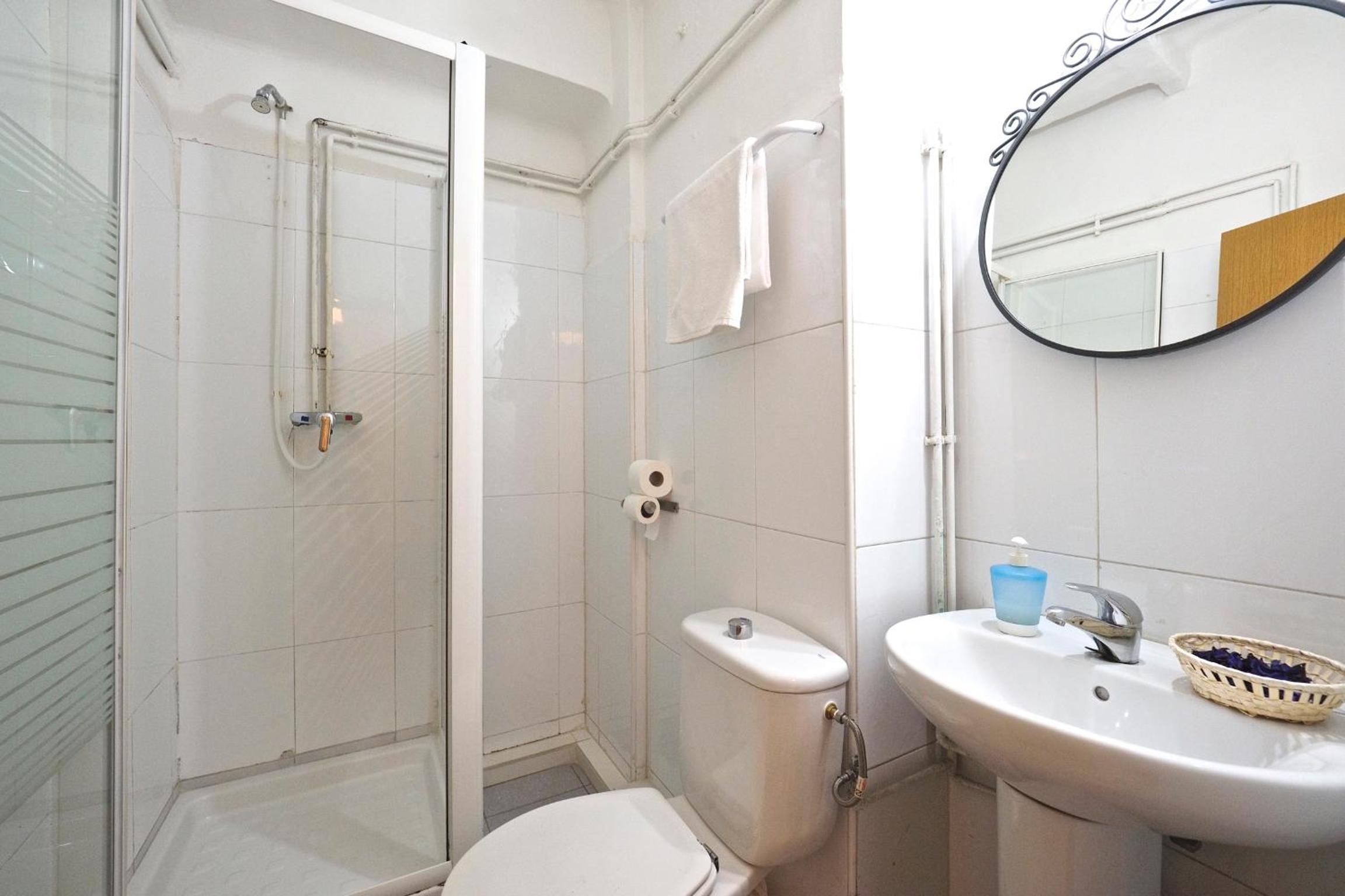 Twin Room with Private Bathroom photo 2