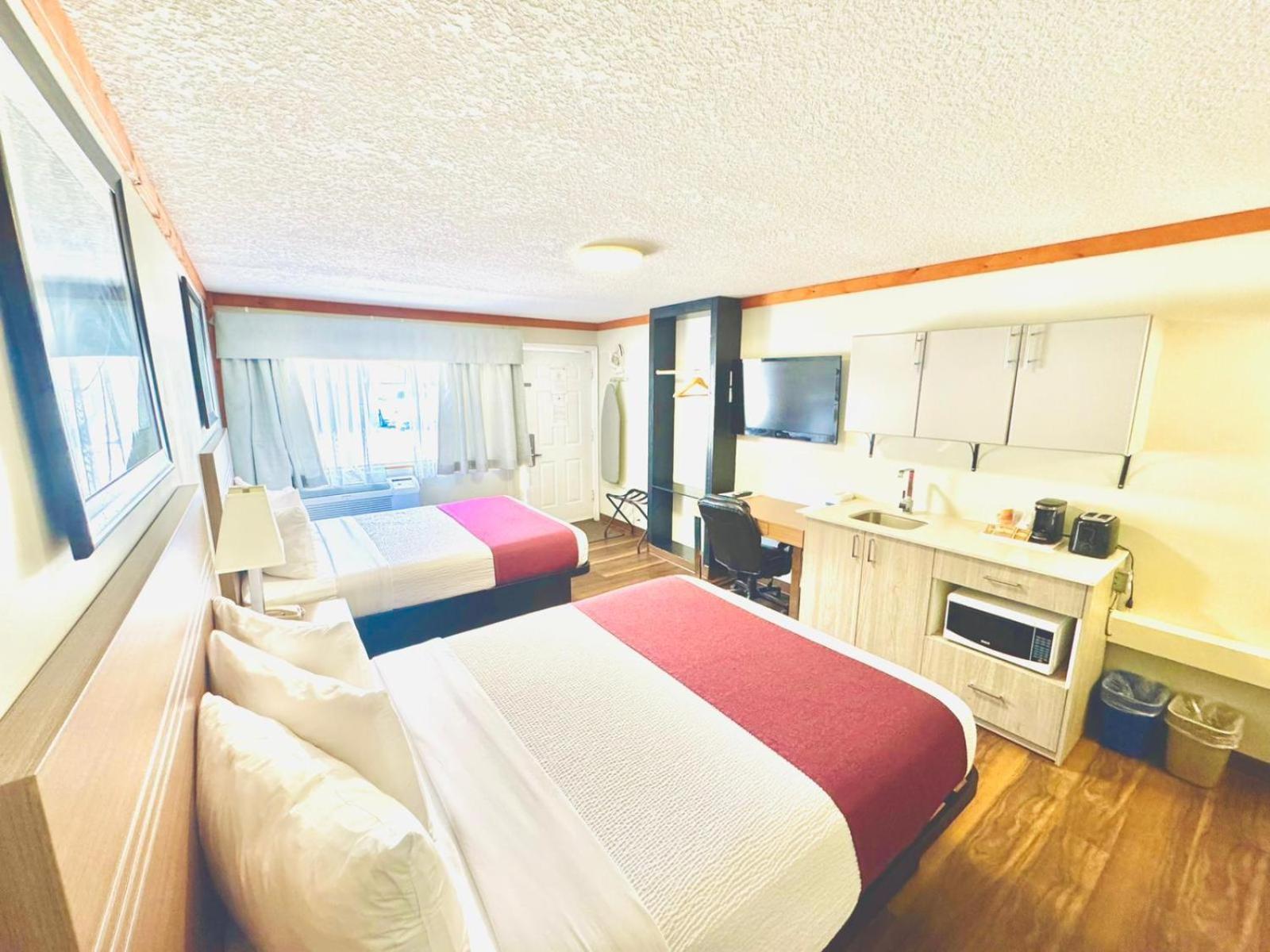 Queen Room with Two Queen Beds and Kitchenette - Non-Smoking - Photo 3