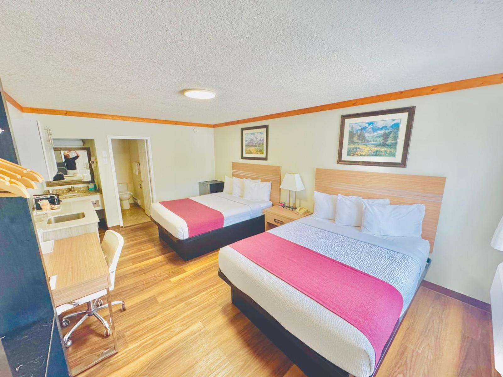 Queen Room with Two Queen Beds and Kitchenette - Non-Smoking - Photo 2