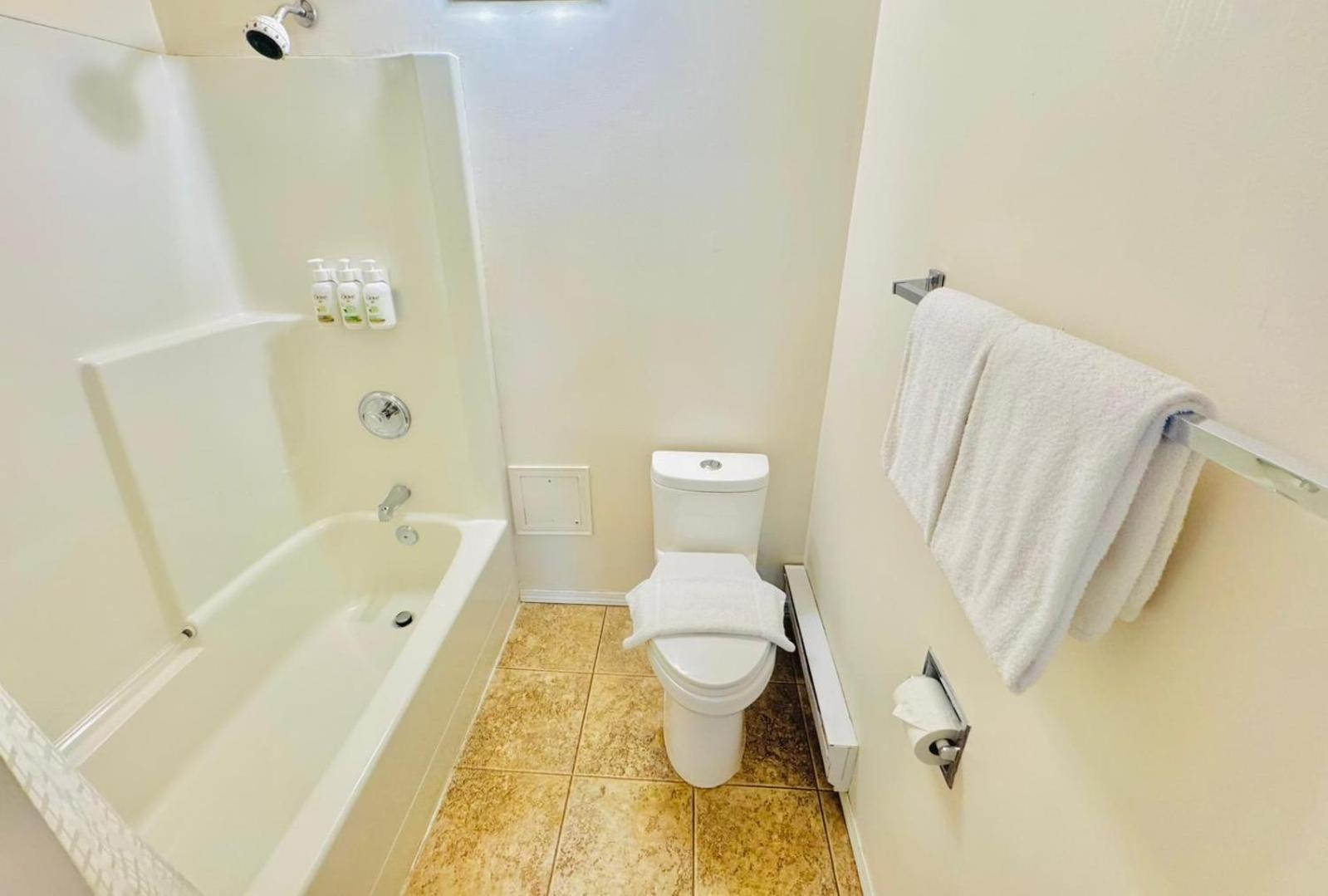 Queen Room with Two Queen Beds and Kitchenette - Non-Smoking - Photo 6