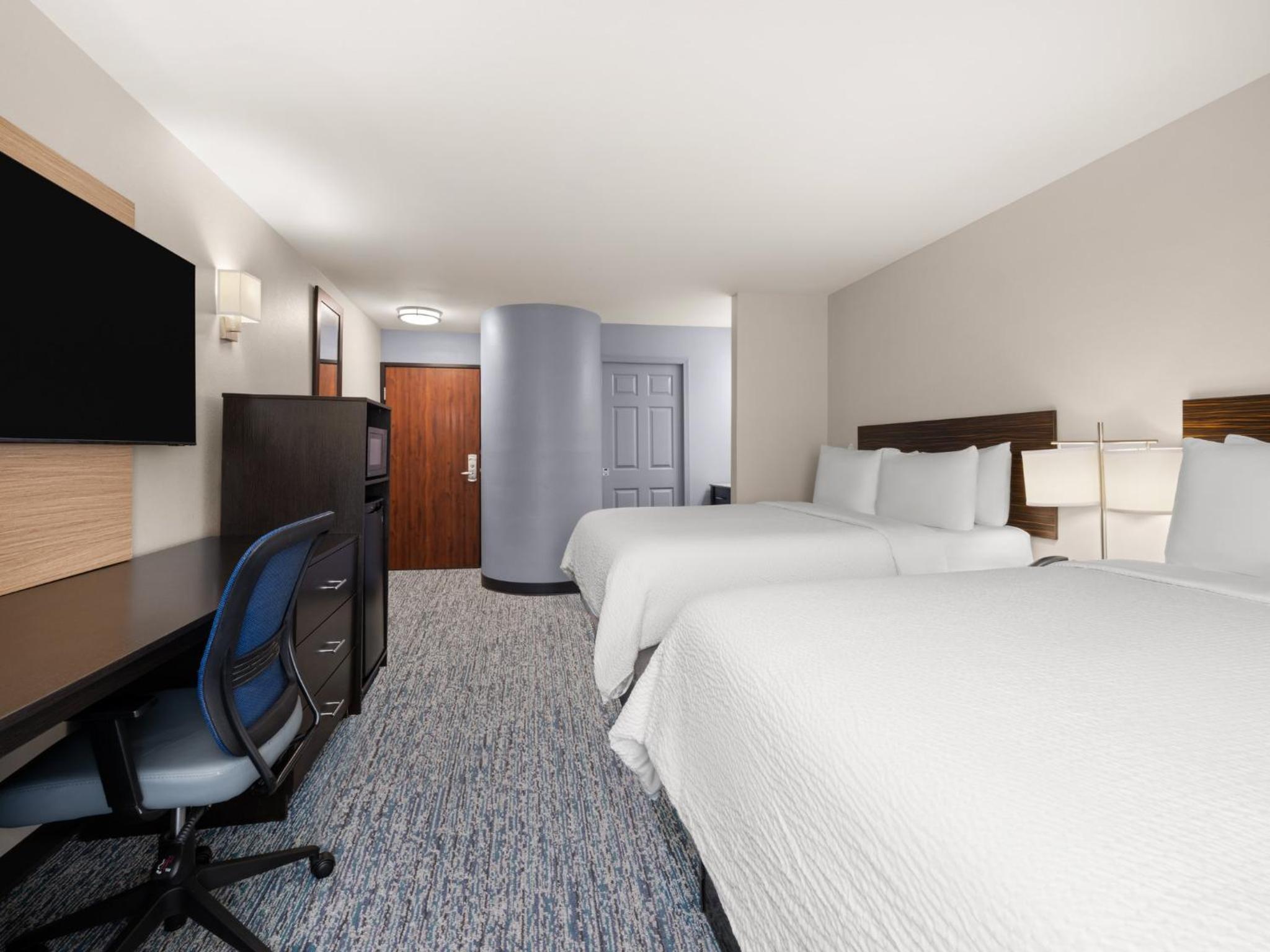 Standard Room with Two Queen Beds - Photo 2