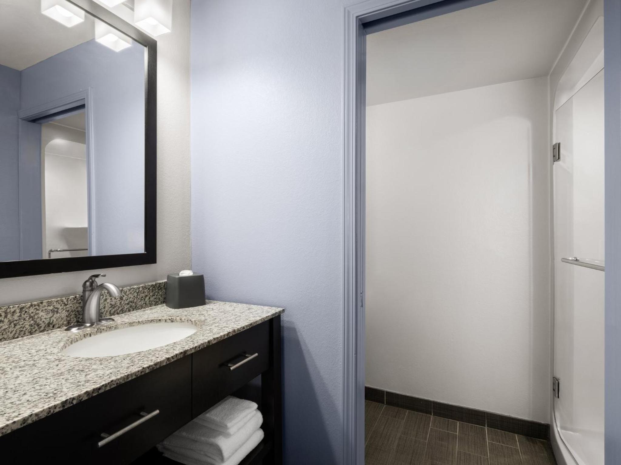 Standard King Room - Photo 3