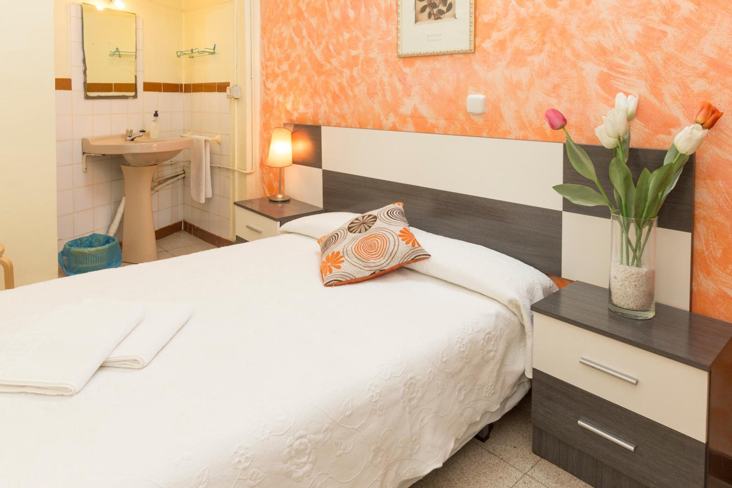 Habitación Doble Económica con Baño Compartido