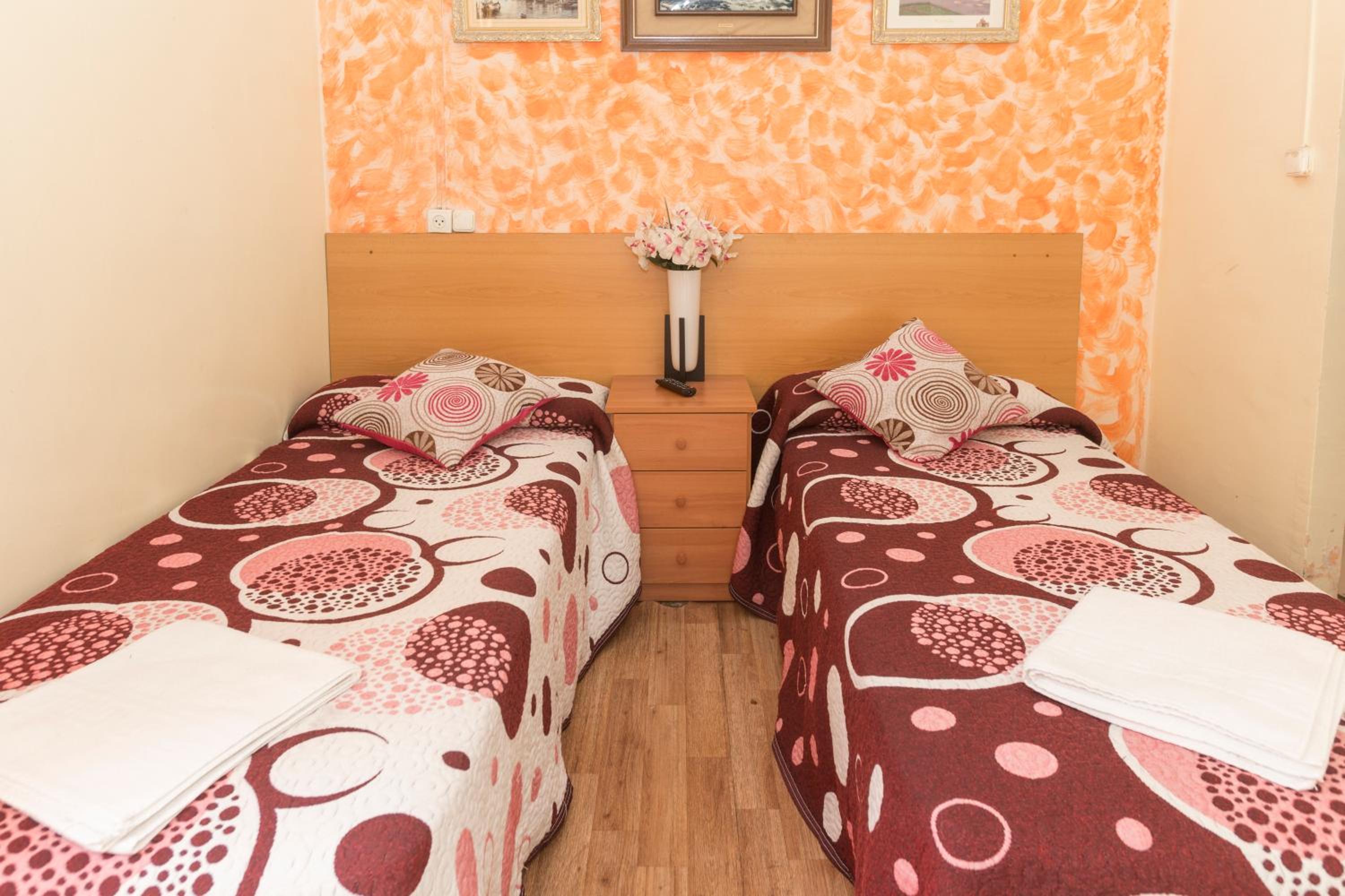 Twin Room With Private Bathroom photo 2