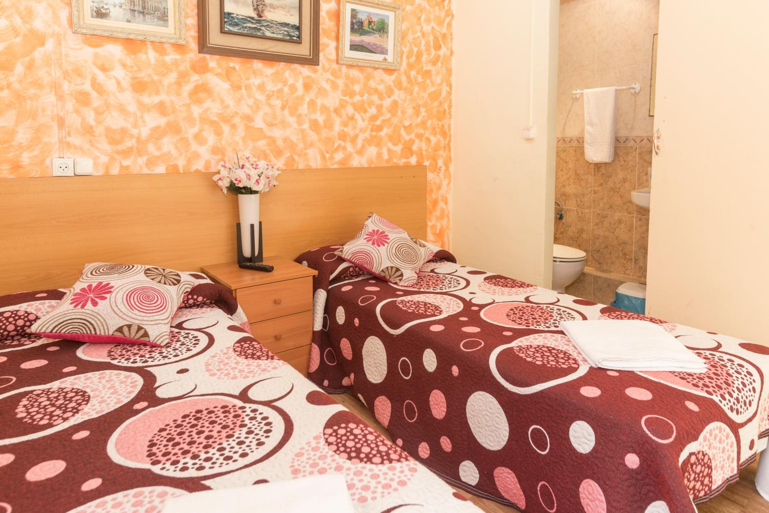 Twin Room With Private Bathroom photo 3