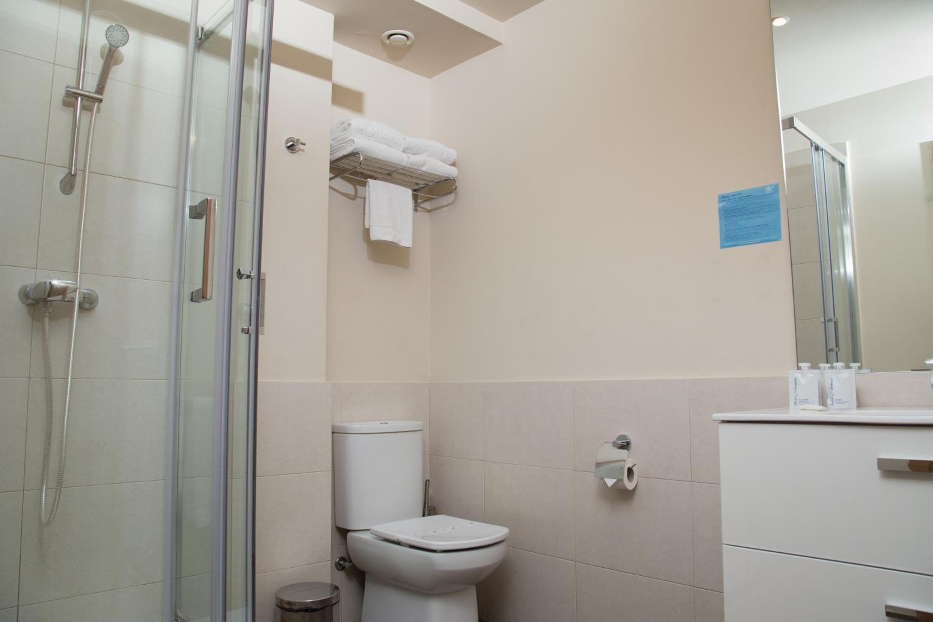 One-Bedroom Apartment (2-4 Adults)  photo 2