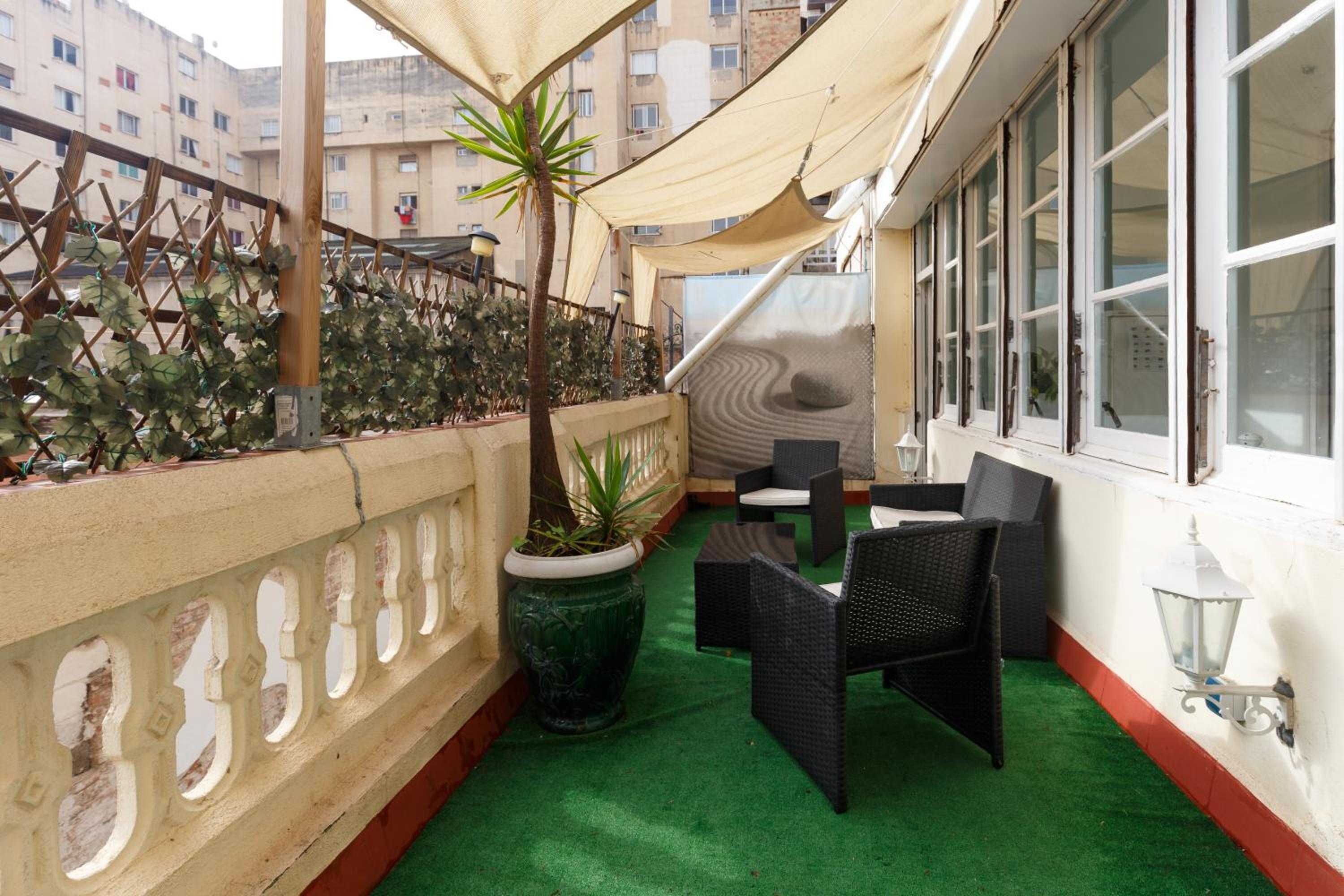 Superior Triple Room with Balcony and Shared Bathroom photo 3