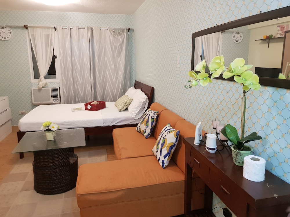 Signature Studio Suite, 1 Queen Bed, Partial Sea View