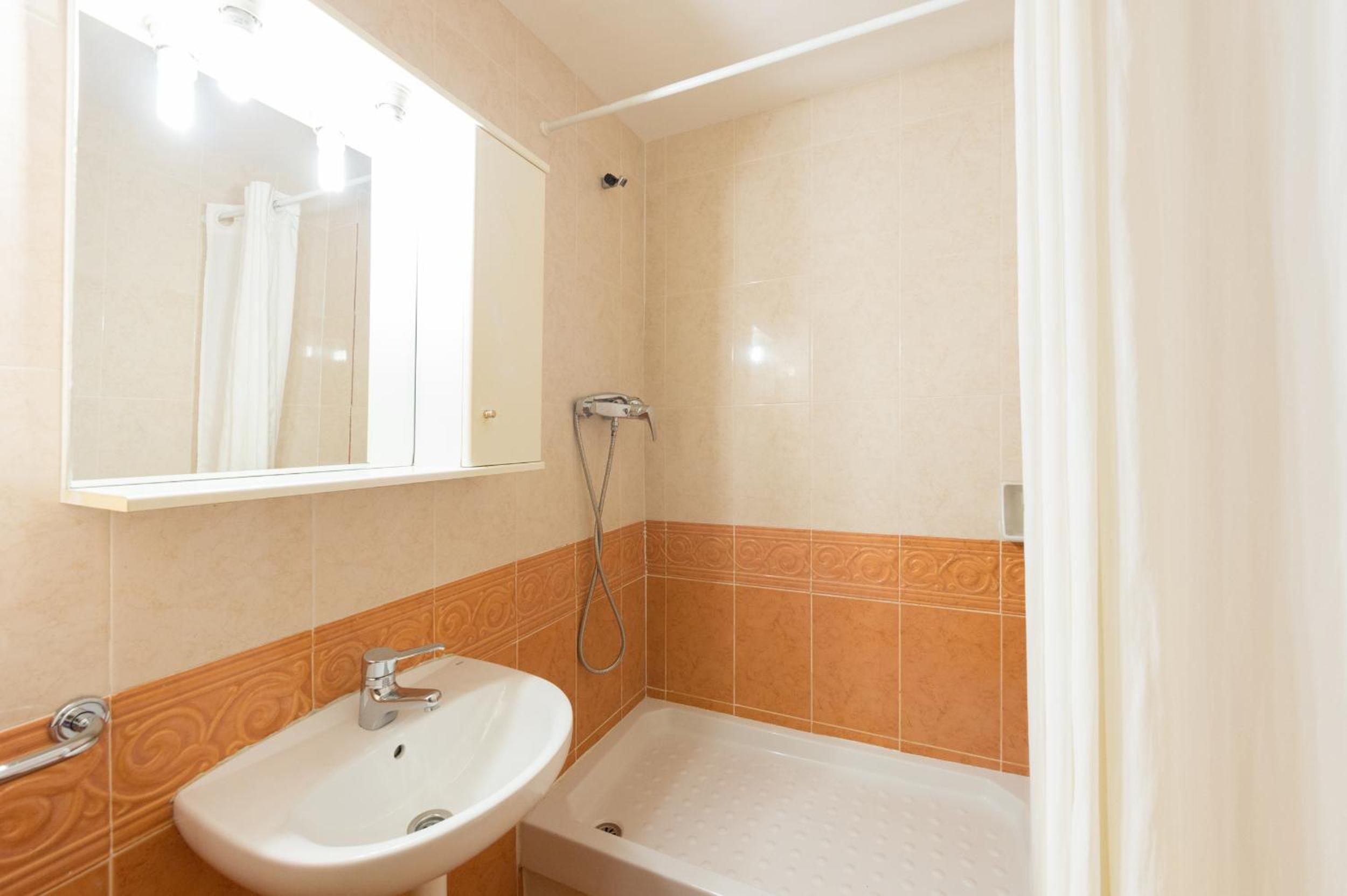 Economy Double with Private Bathroom with no views photo 3