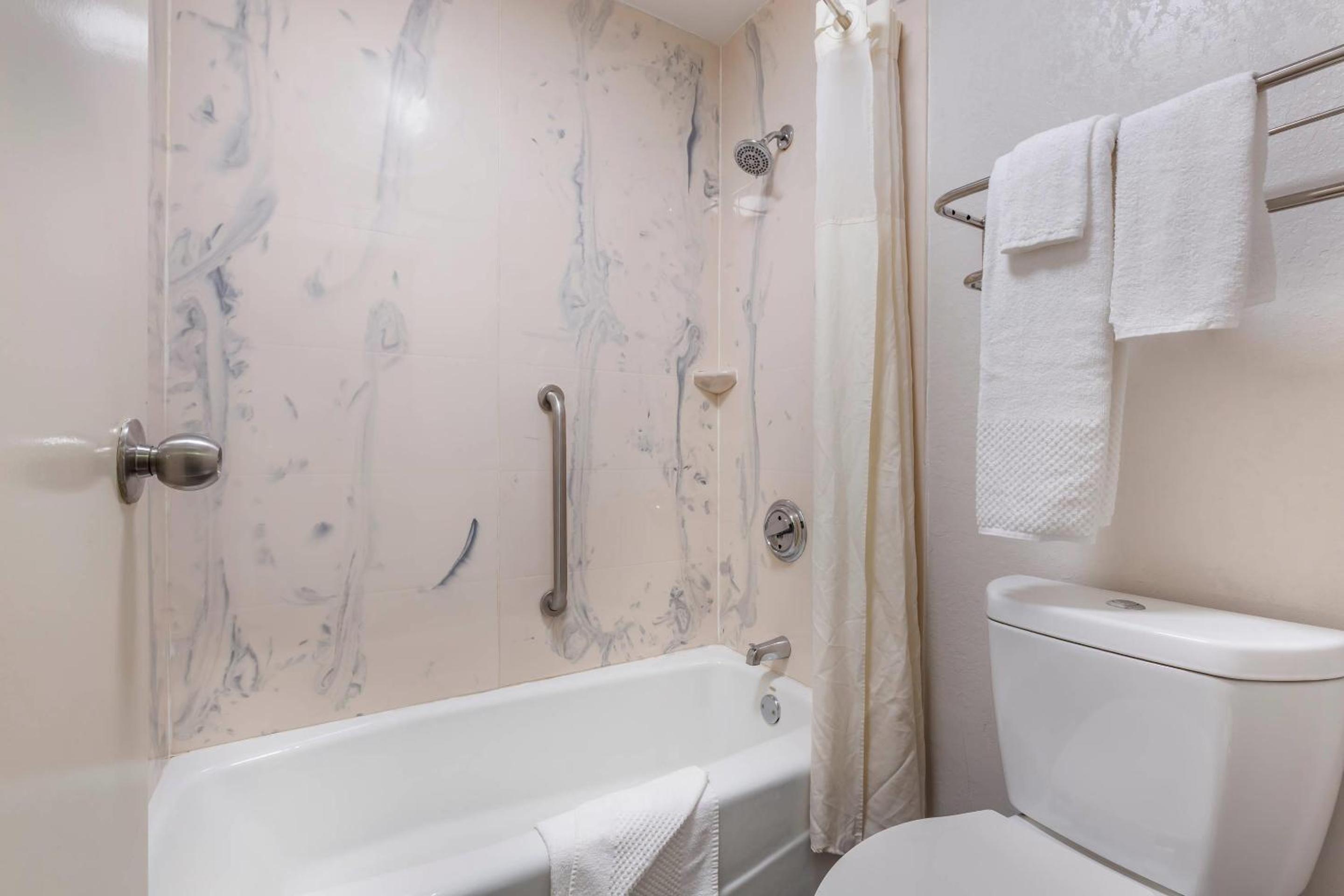 Queen Room with Two Queen Beds - Non-Smoking/Pet Friendly - Photo 2
