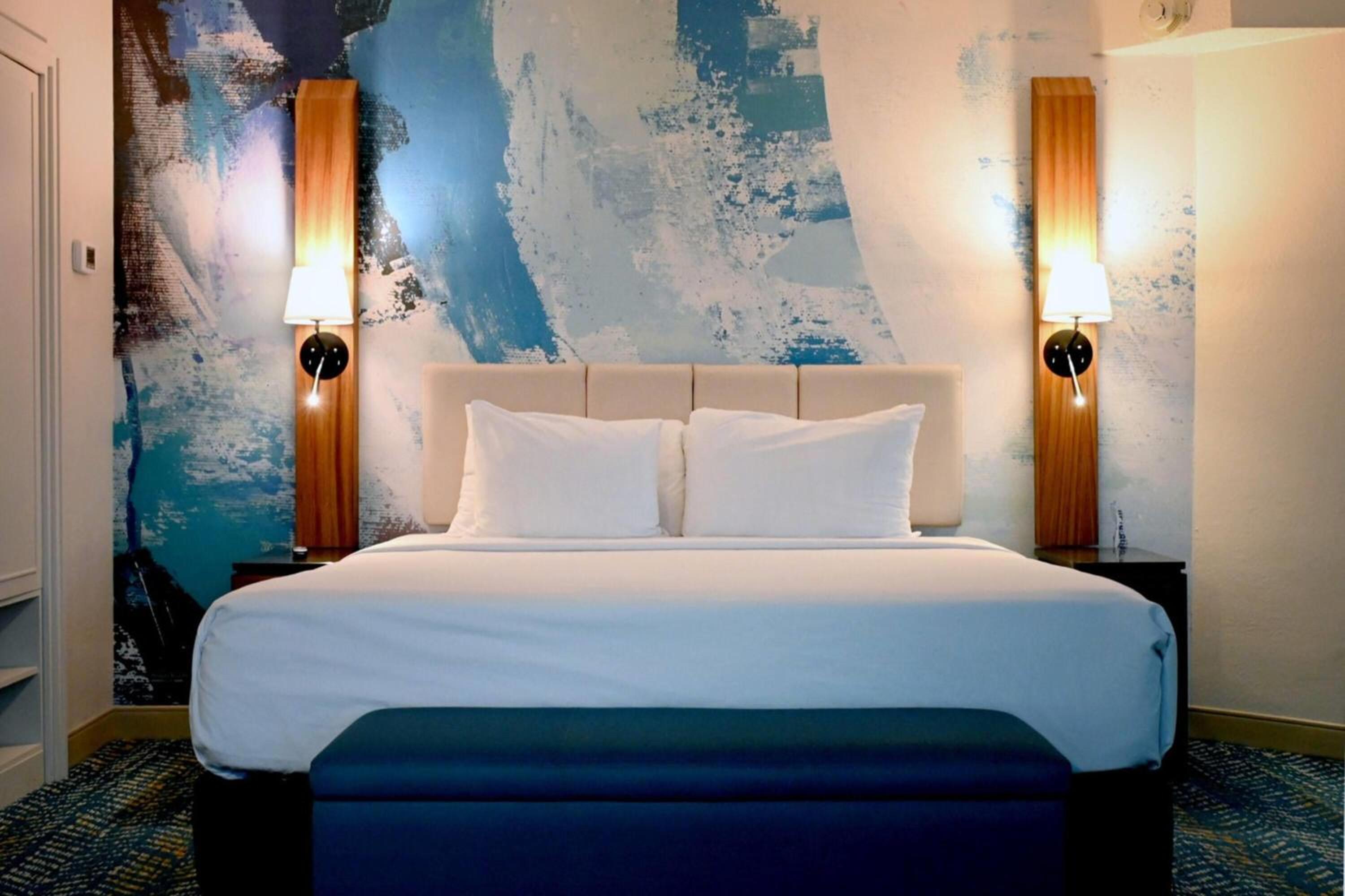 Deluxe King Room - Non-Smoking - Photo 1