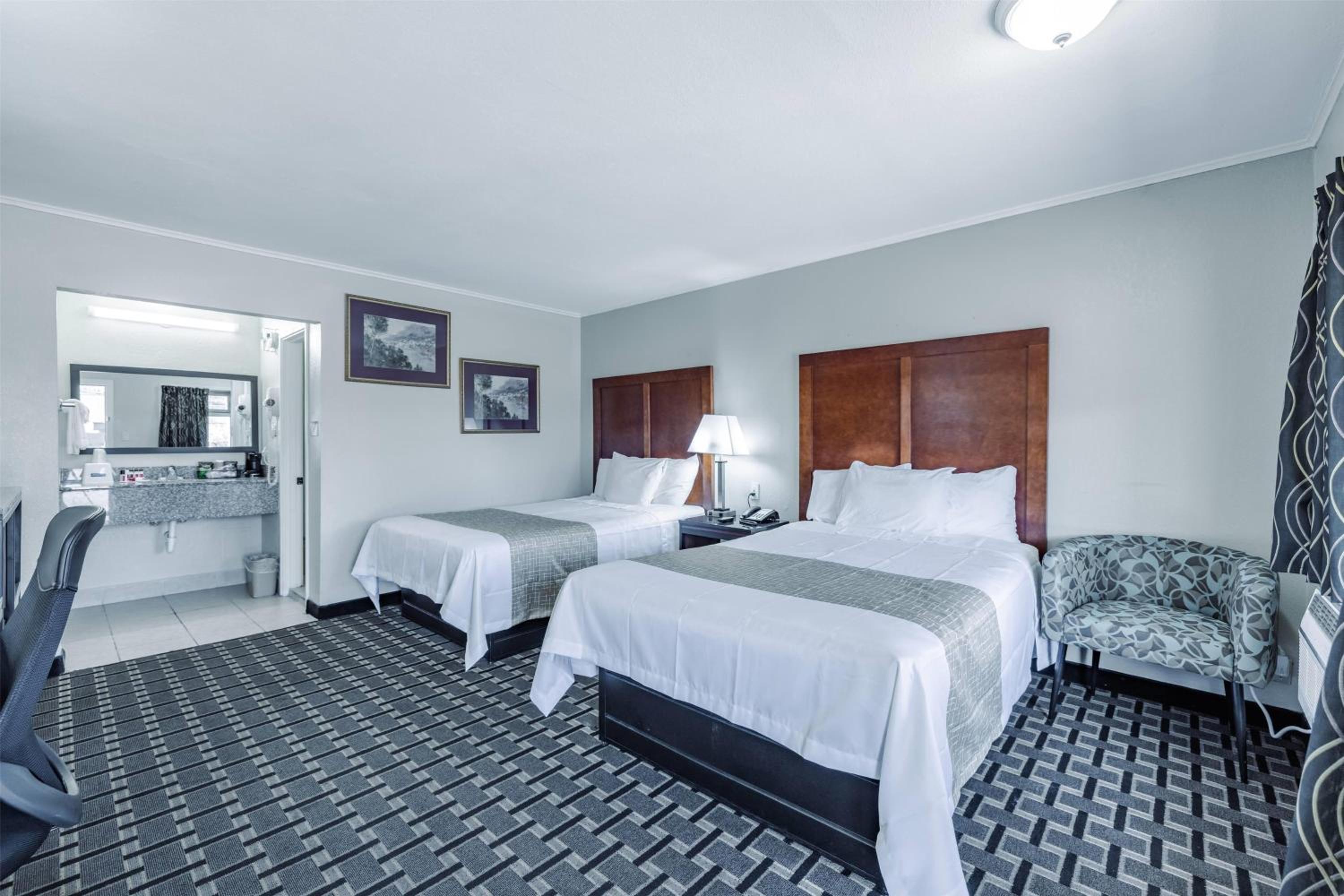 Efficiency Room with Two Double Beds - Non Smoking - Photo 2