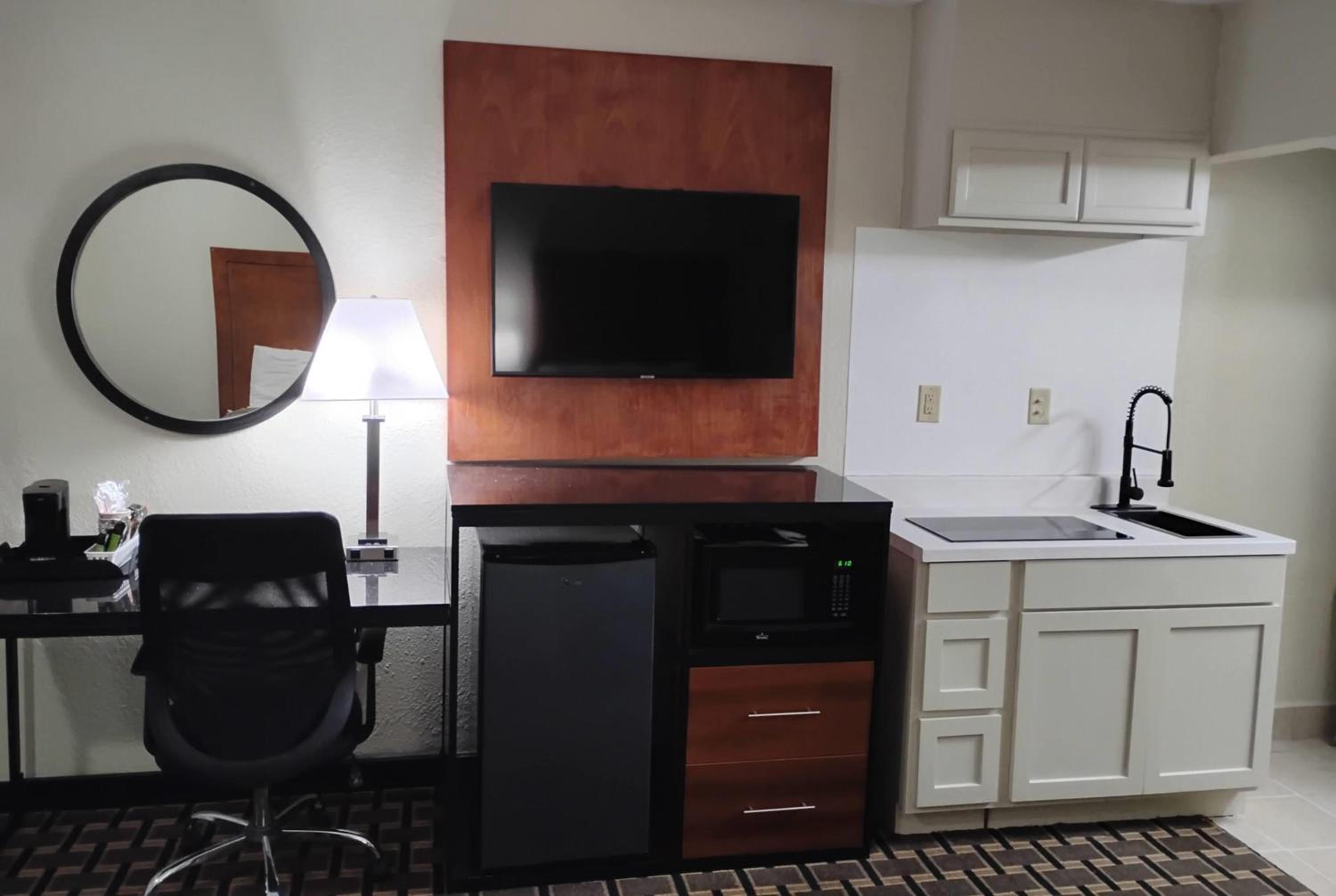 Efficiency Room with Two Double Beds - Non Smoking - Photo 4