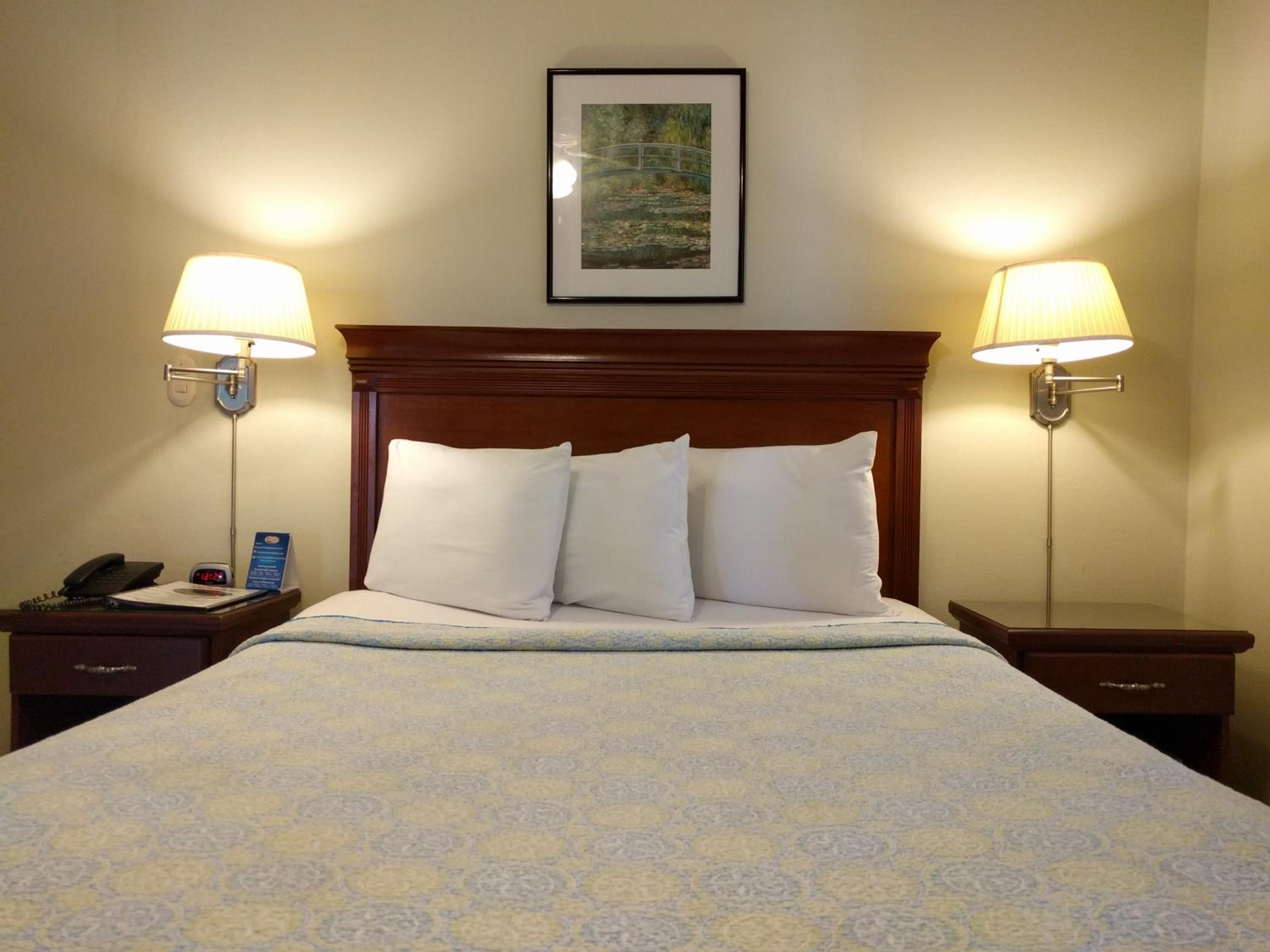 Queen Room photo 2