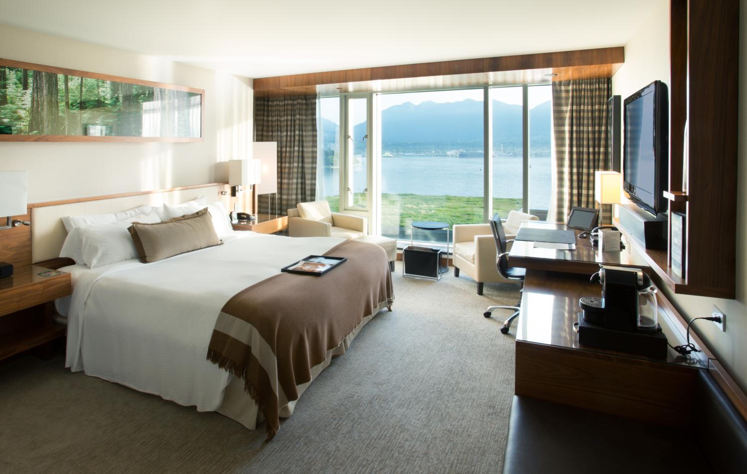 Signature Harbor and Mountain View Room with King Bed thumbnail 6