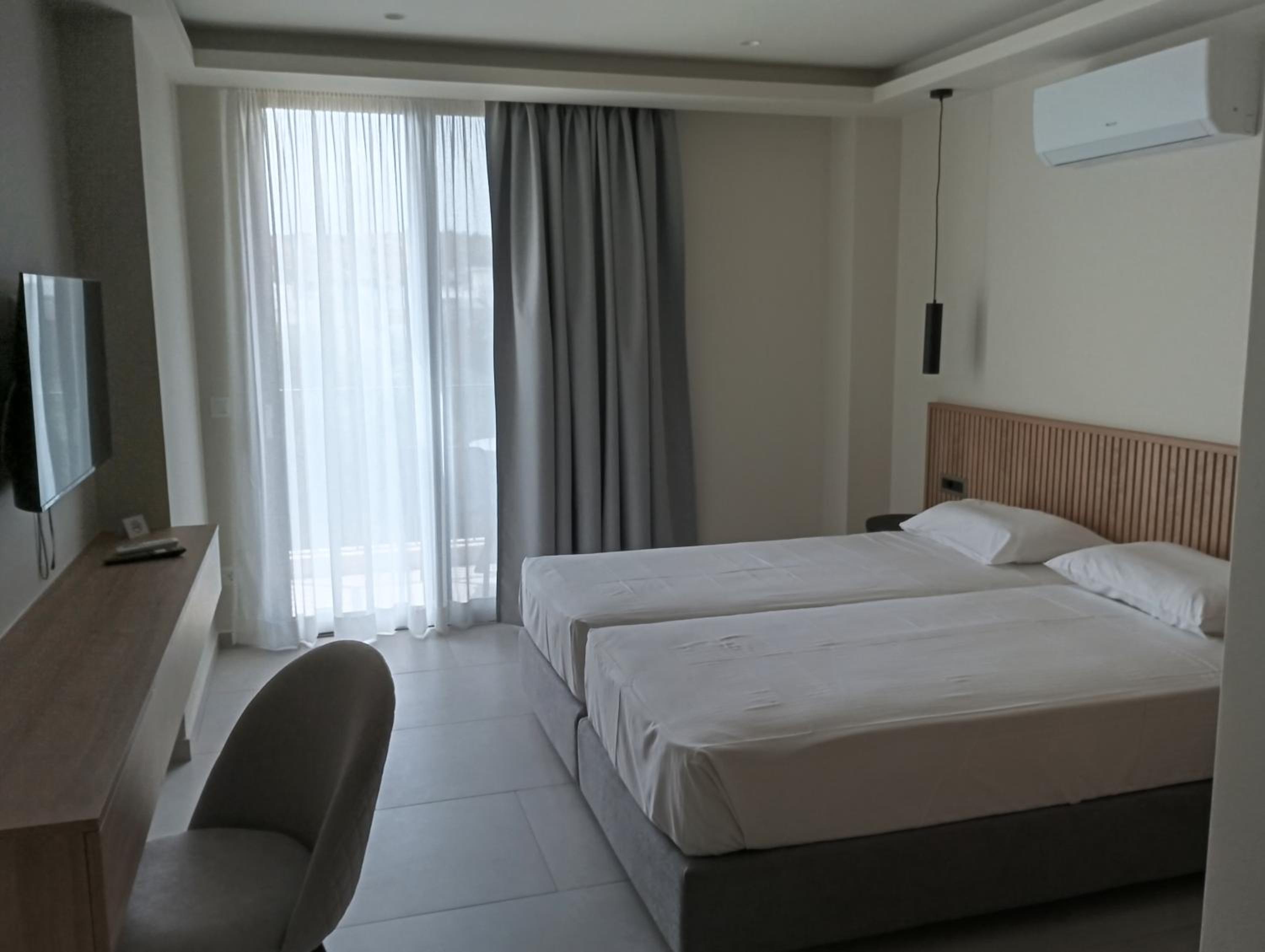 Double Room with Balcony - Photo 1