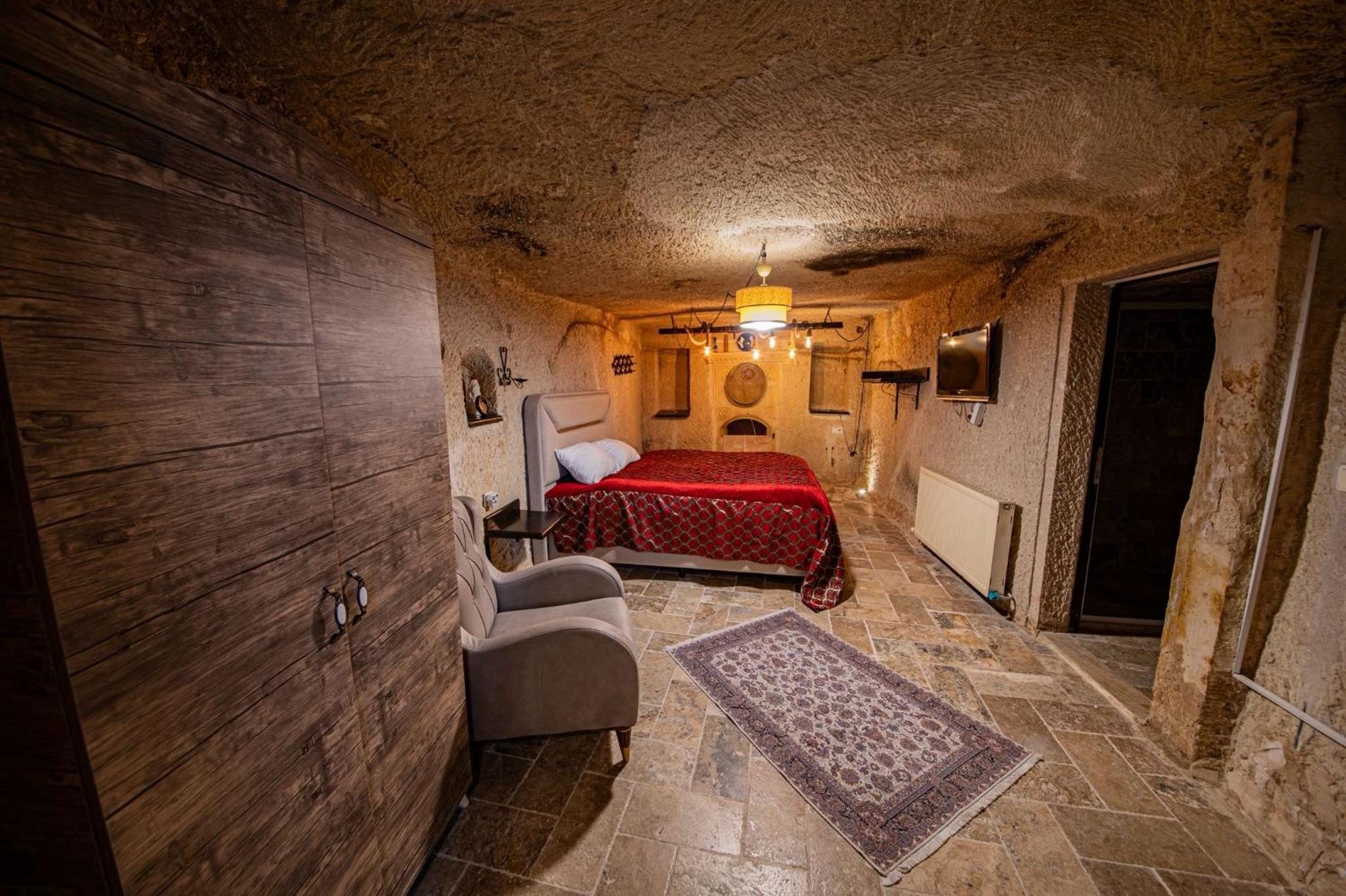 Second Building Cave - Photo 2