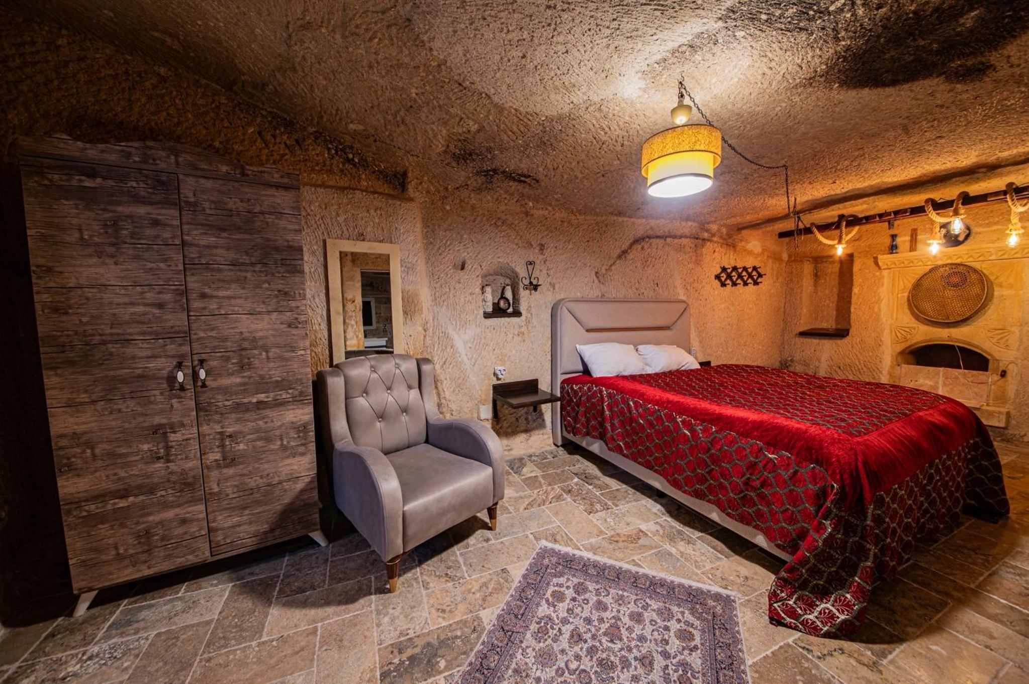Second Building Cave - Photo 3