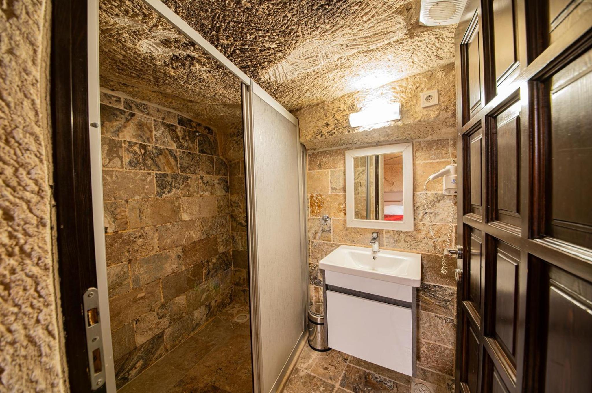 Second Building Cave - Photo 5