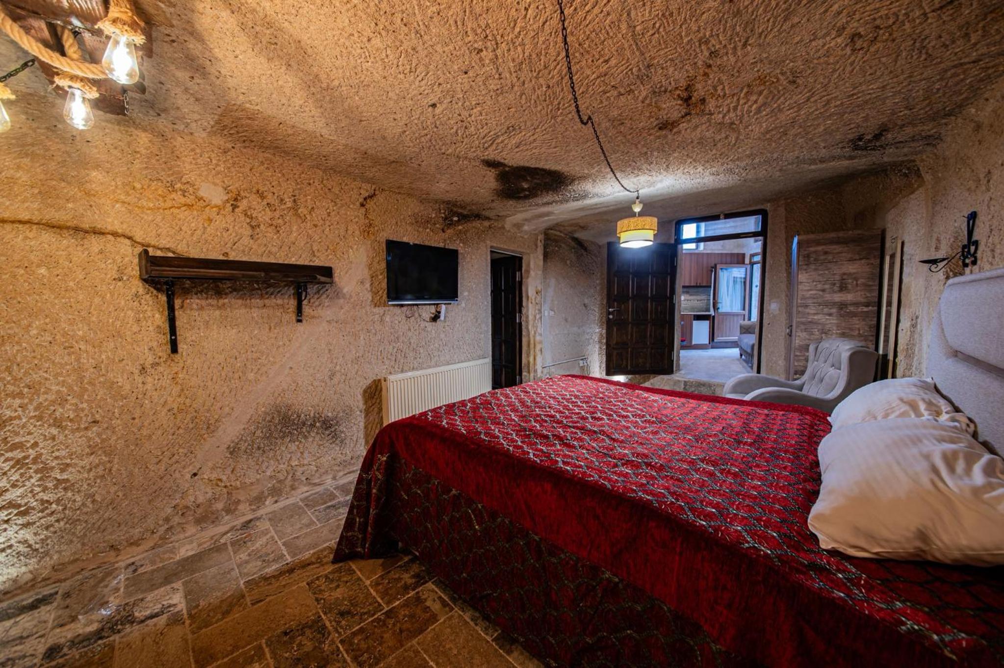 Second Building Cave - Photo 6
