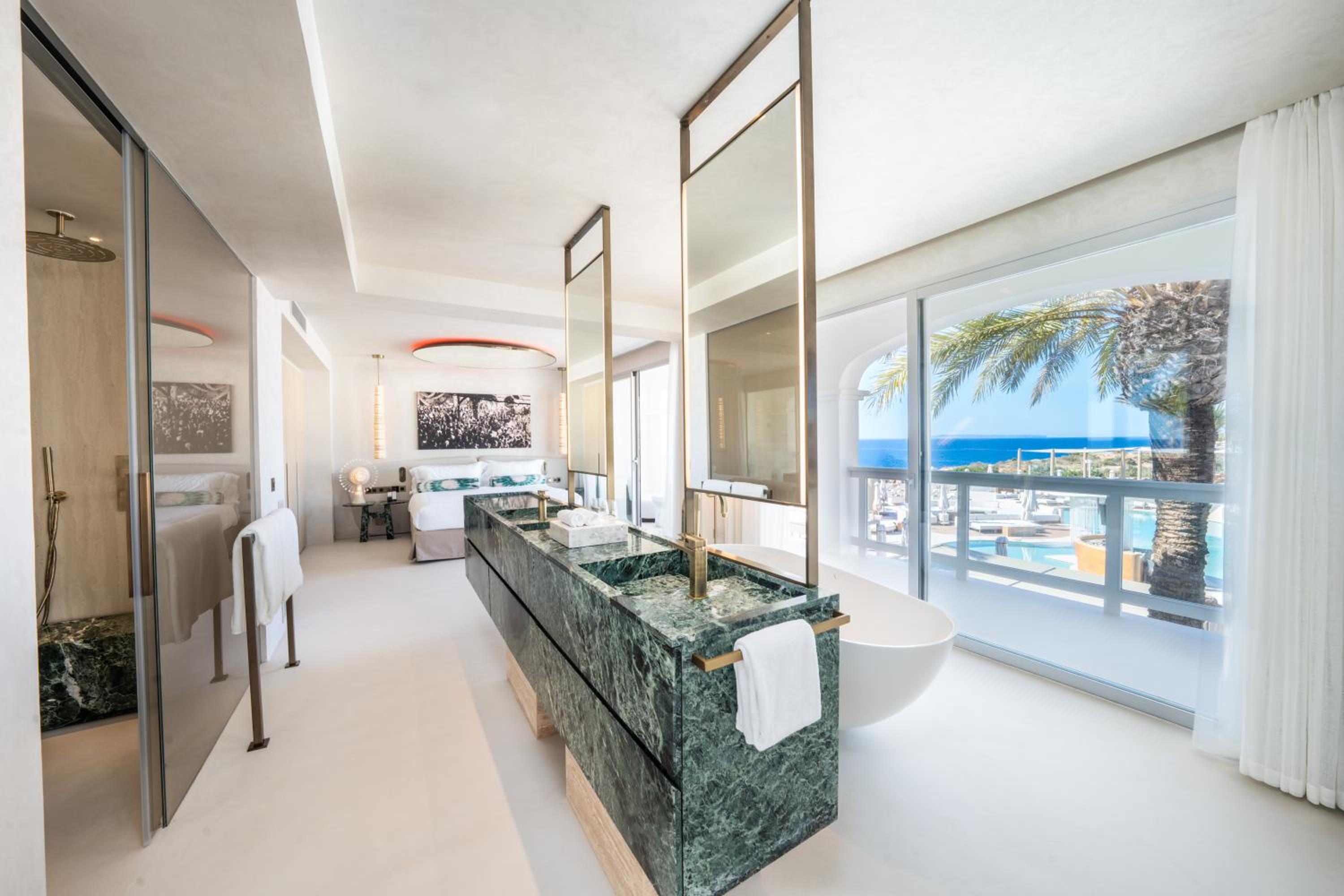 Epic Suite with Sea View- Entrance to Pacha Club Included photo 2