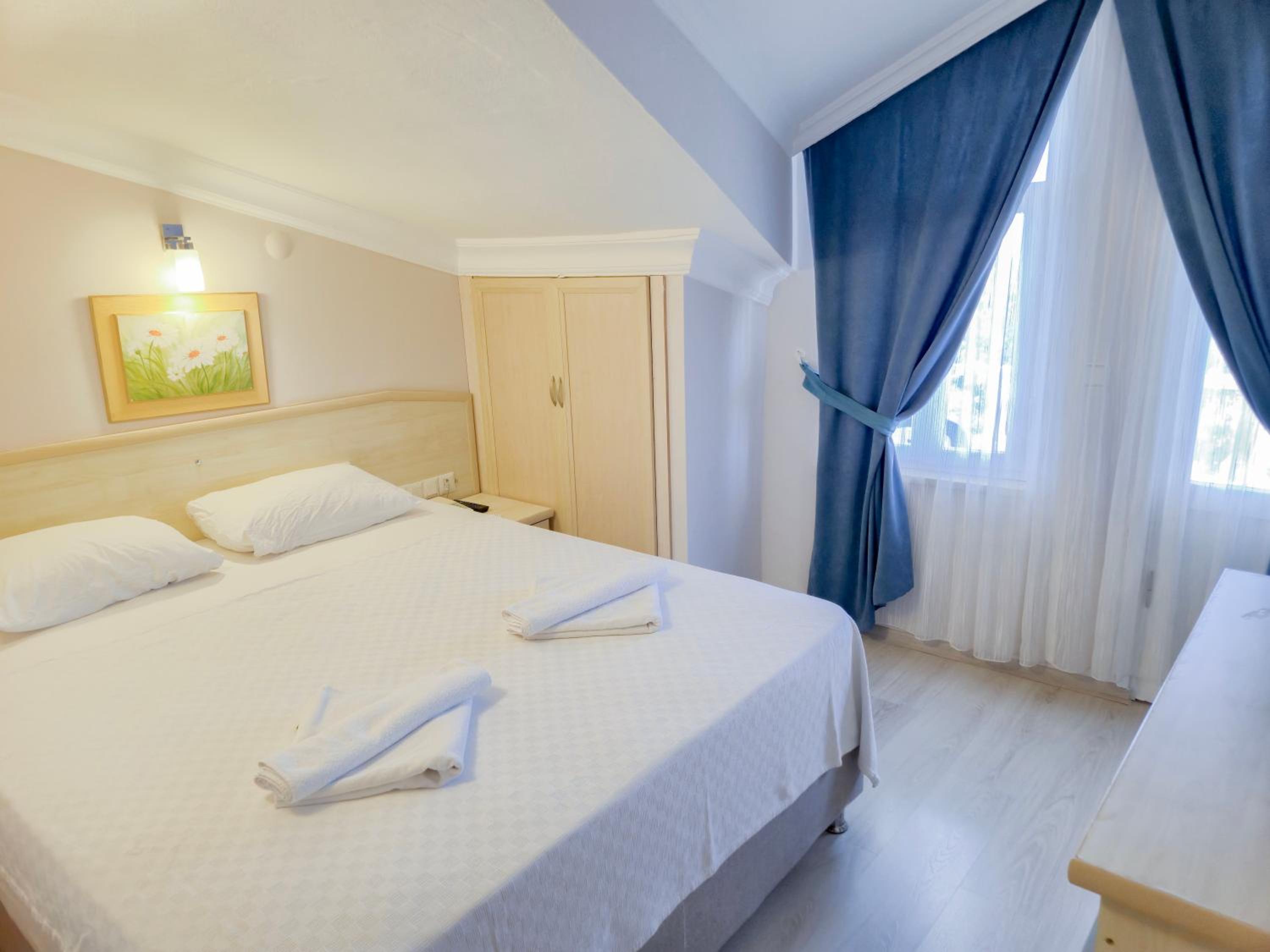 Double or Twin Room with Sea View