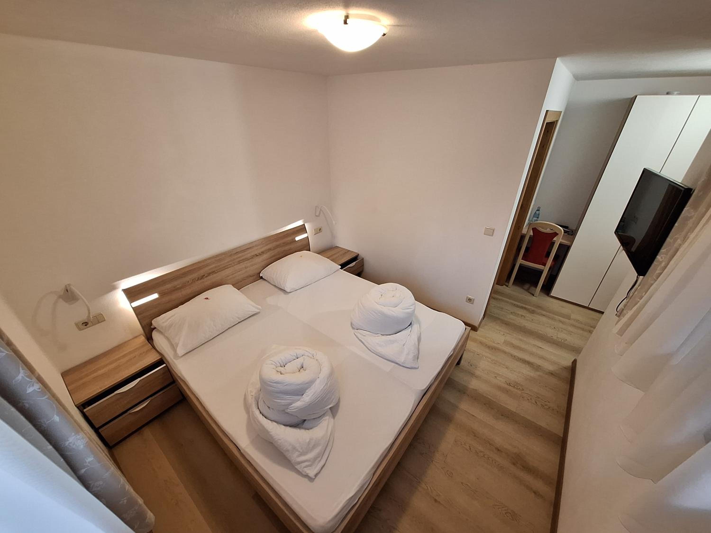 Budget Double Room photo 3