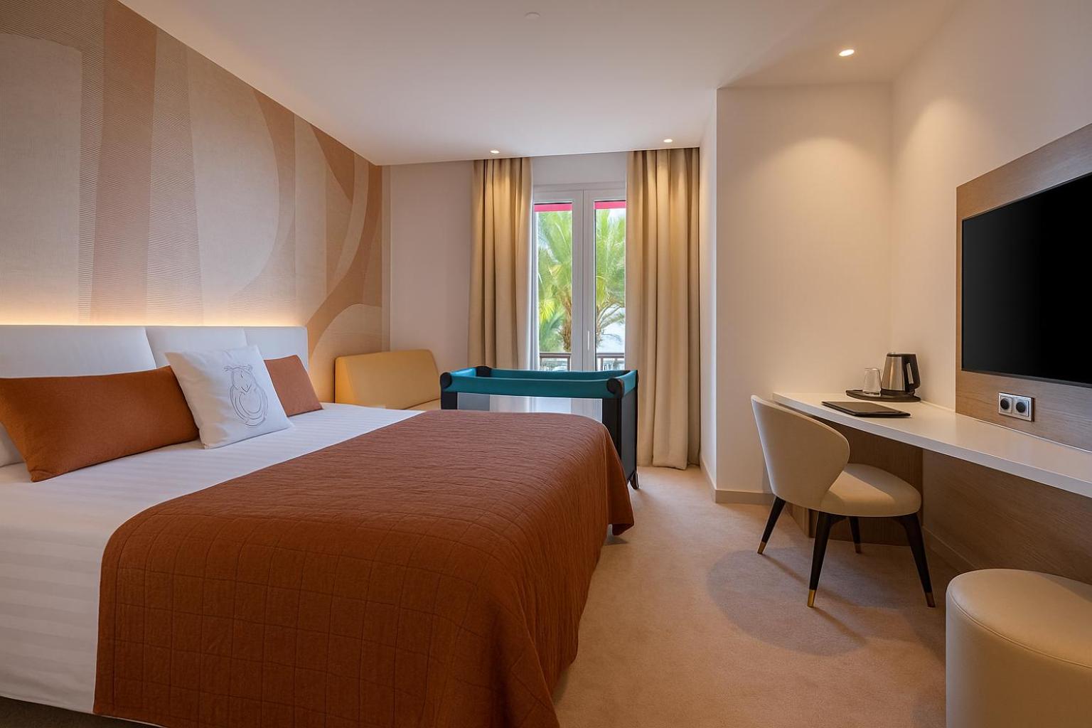 Junior Queen Suite with Sofa Bed, Balcony and Sea View - Non-Smoking