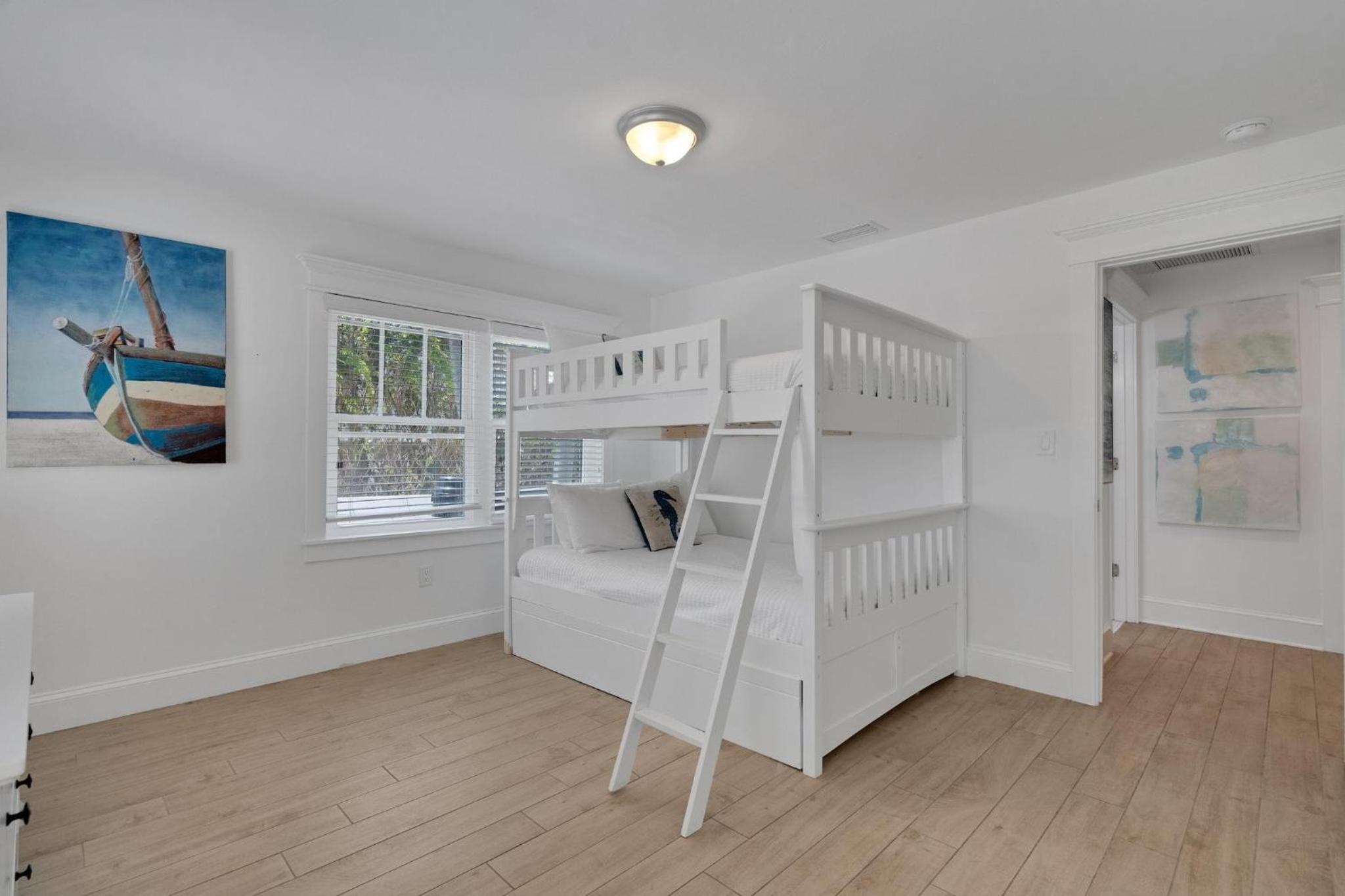 Eight-Bedroom House photo 3