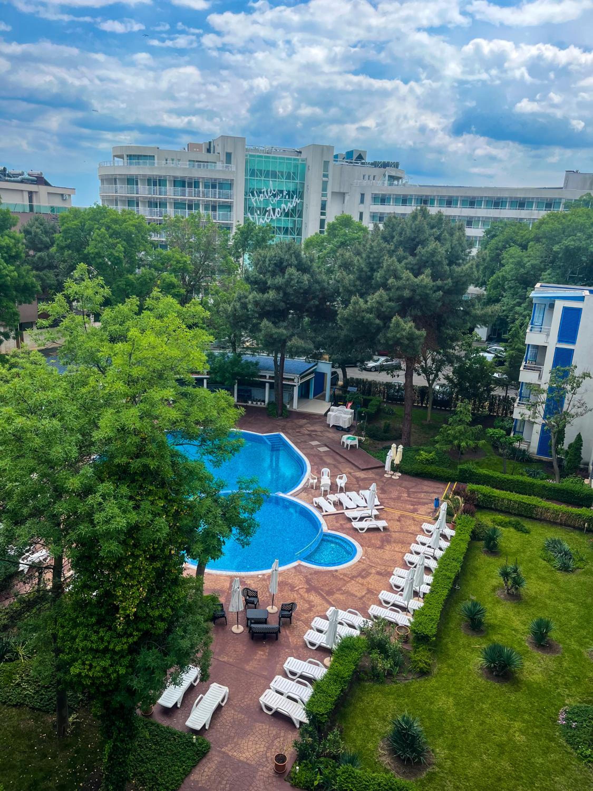 One-Bedroom Apartment with Pool View