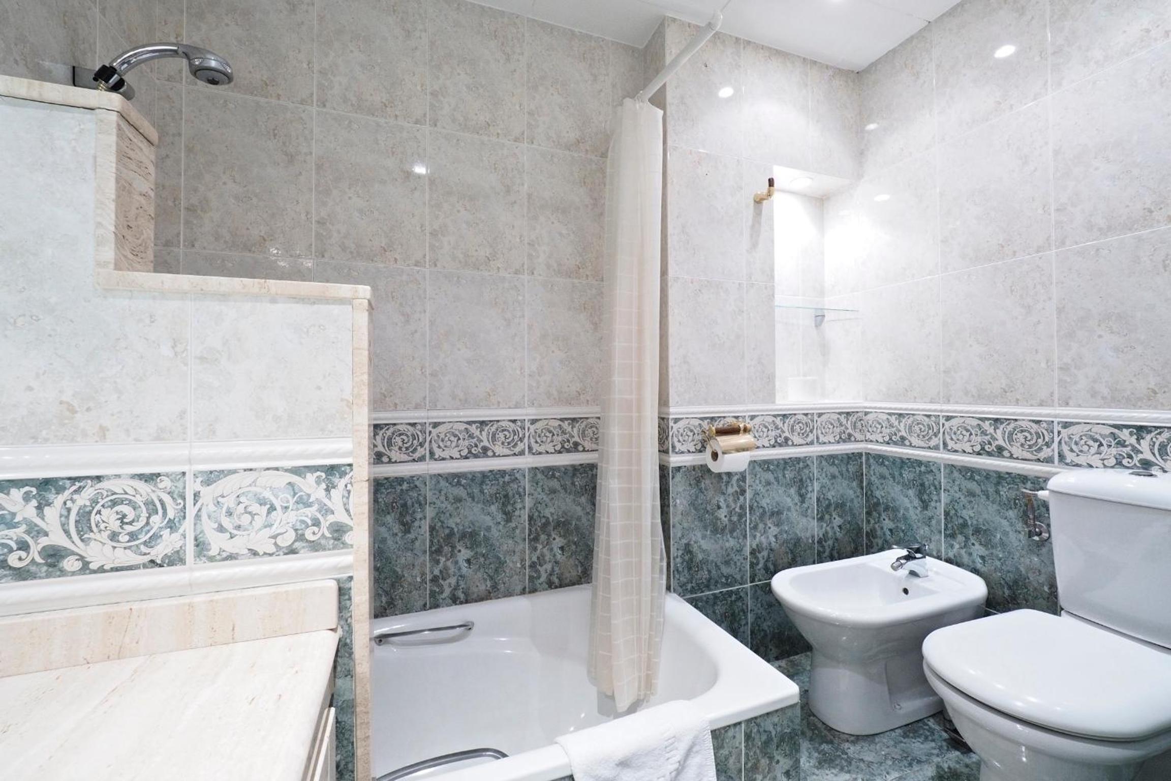 Two-Bedroom Apartment with Balcony - Calle Tamarit 83 photo 3