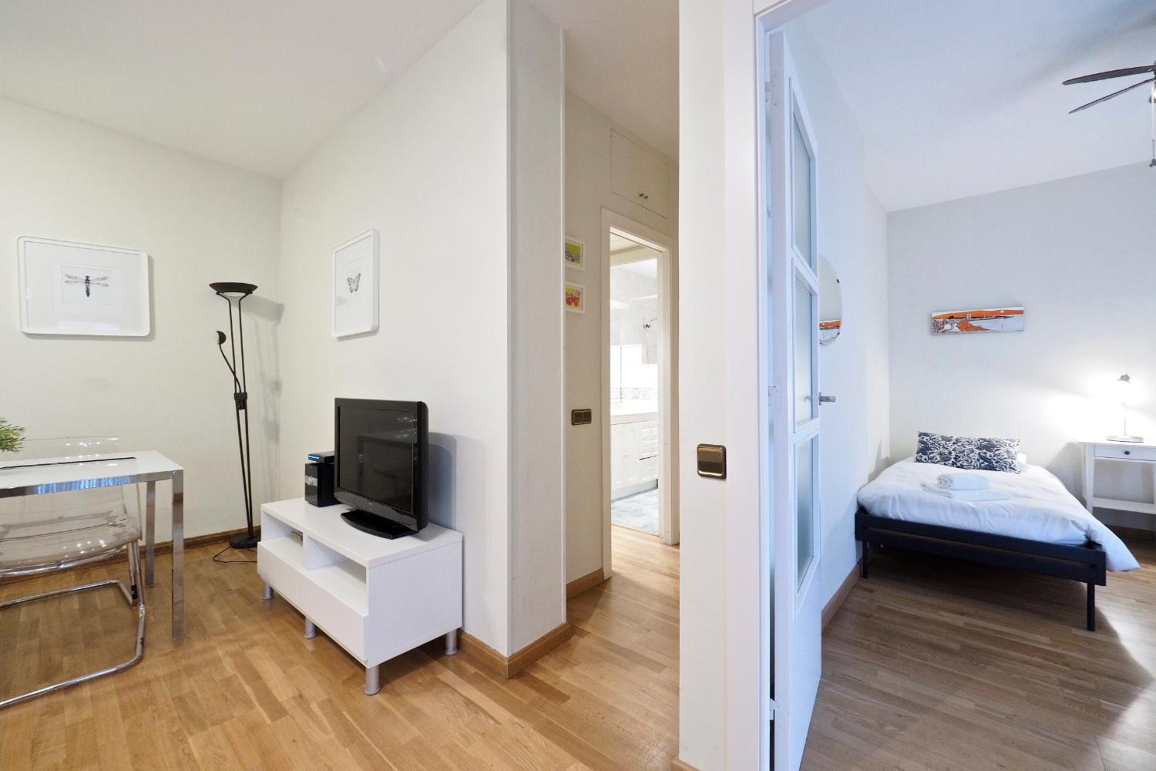 Two-Bedroom Apartment with Balcony - Calle Tamarit 83 photo 2