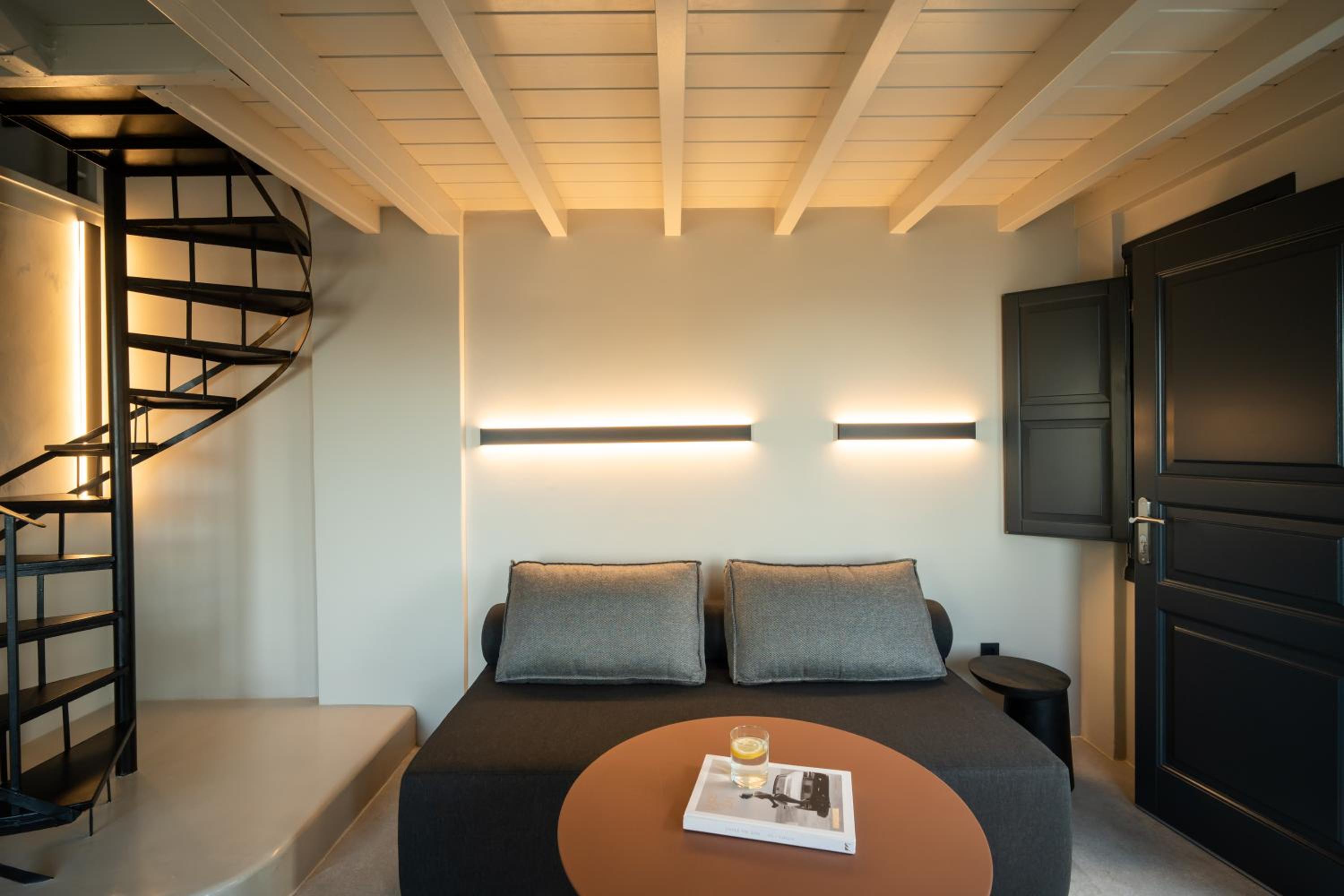 Split Level Junior Suite with Caldera View photo 2