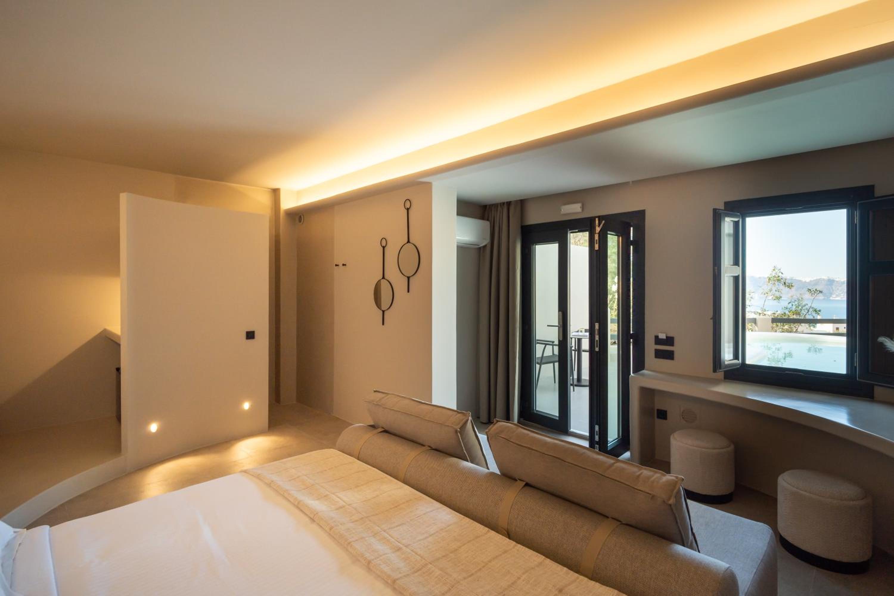 Omni Suite with Private Plunge Pool and Caldera View