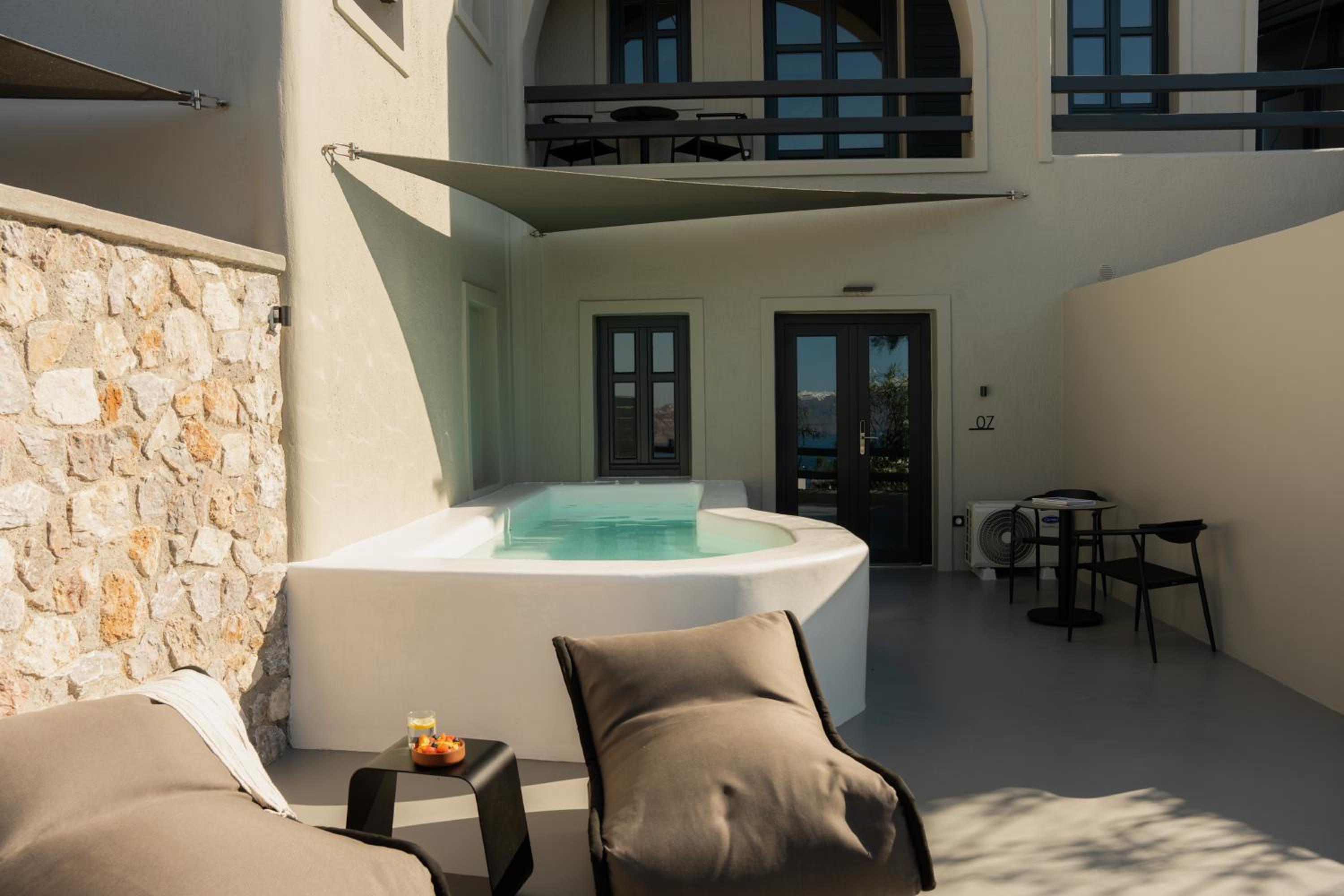 Omni Suite with Private Plunge Pool and Caldera View photo 1