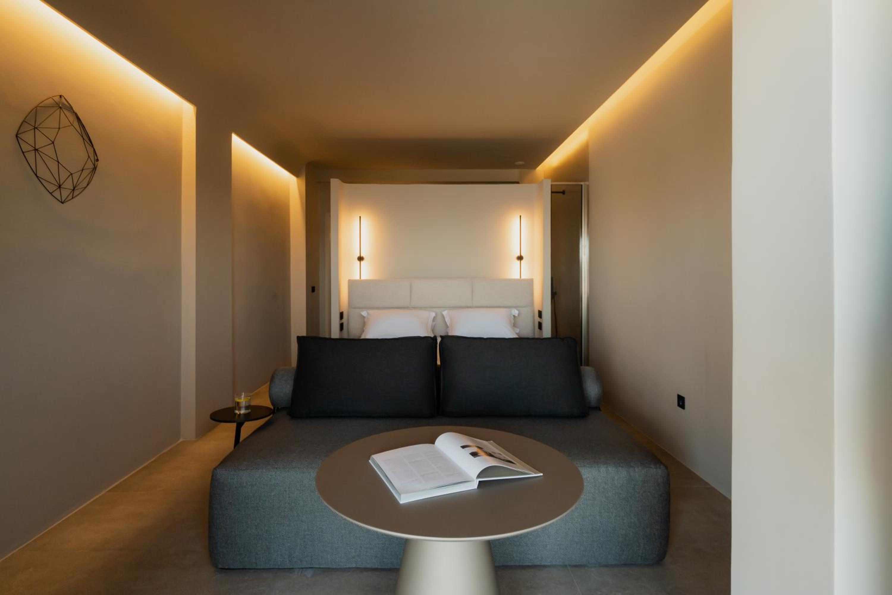 Cosmic Suite with Private Plunge Pool and Caldera View photo 3