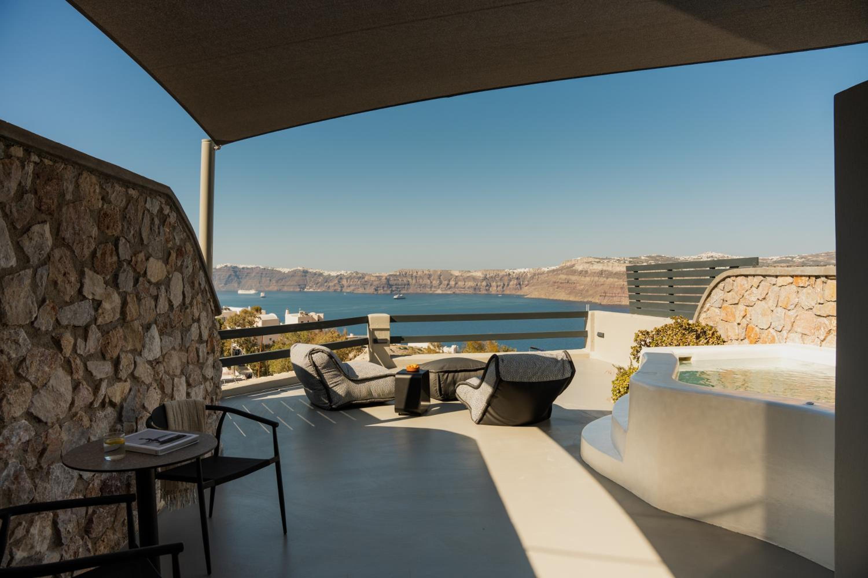 Cosmic Suite with Private Plunge Pool and Caldera View photo 2