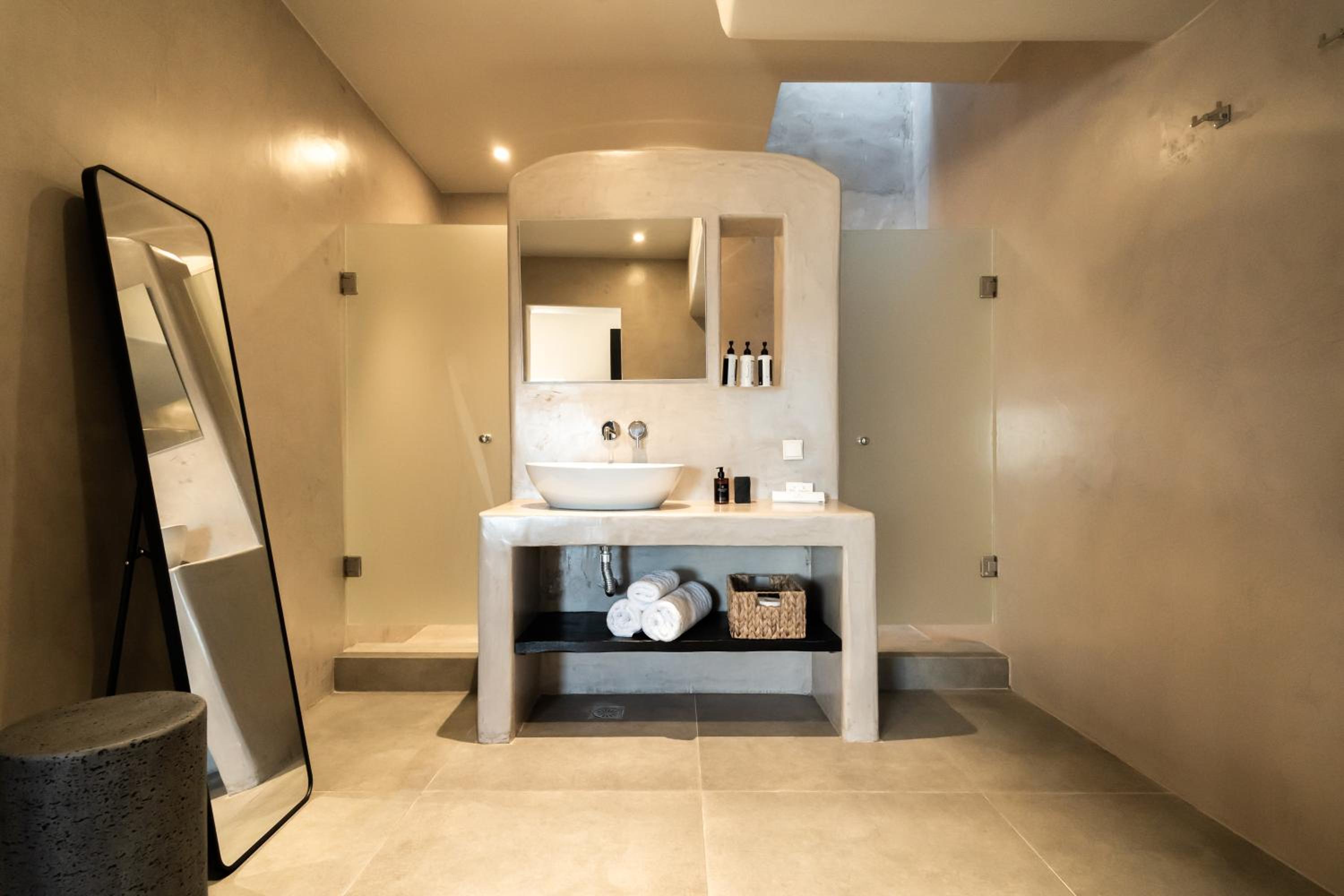 Deluxe Suite with Private Plunge Pool and Caldera View photo 2