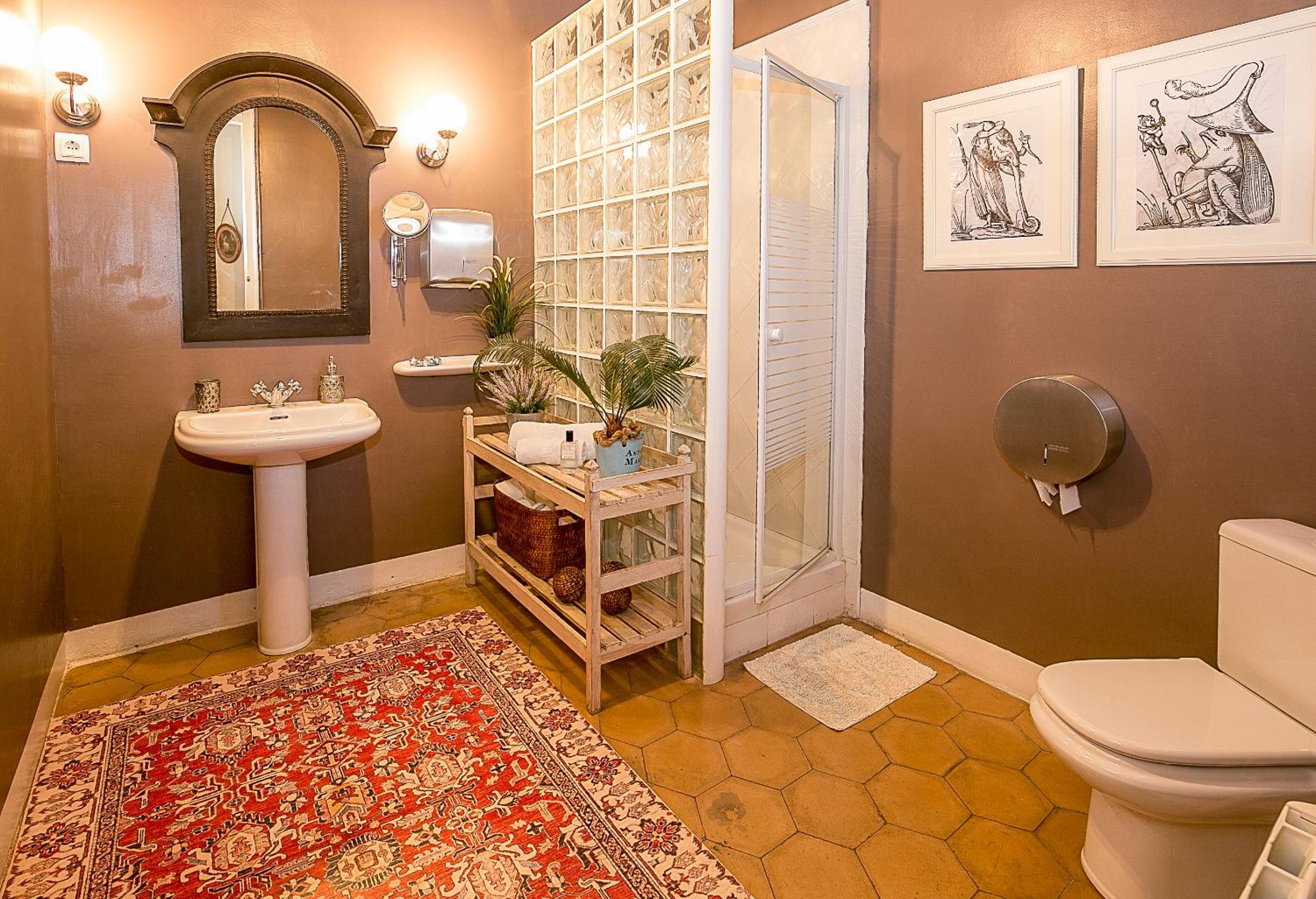 Triple Room with Private External Bathroom (1 double and 1 single room)  photo 2