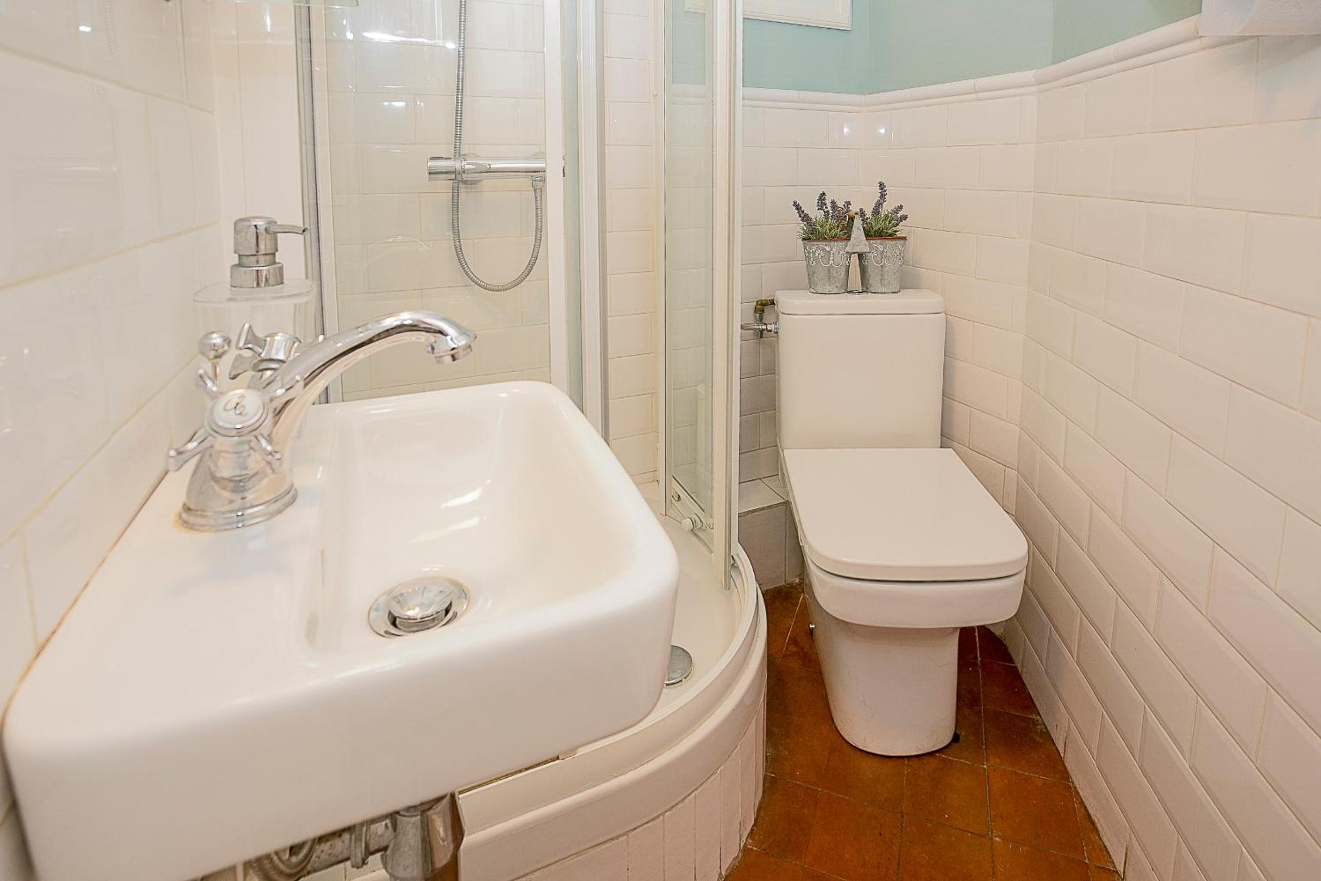 Twin Room with Private External Bathroom photo 2