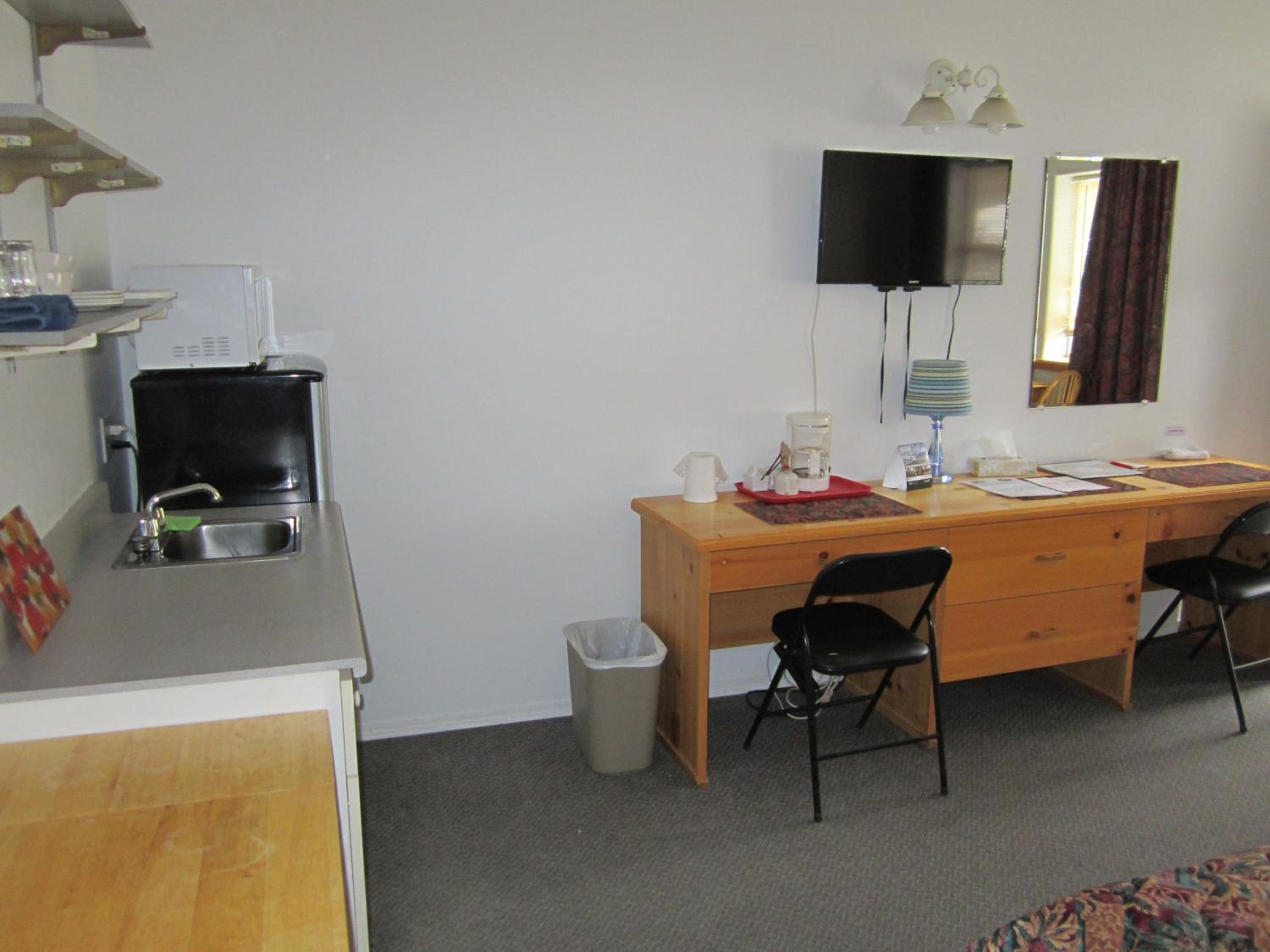 Queen Room with Kitchenette photo 2