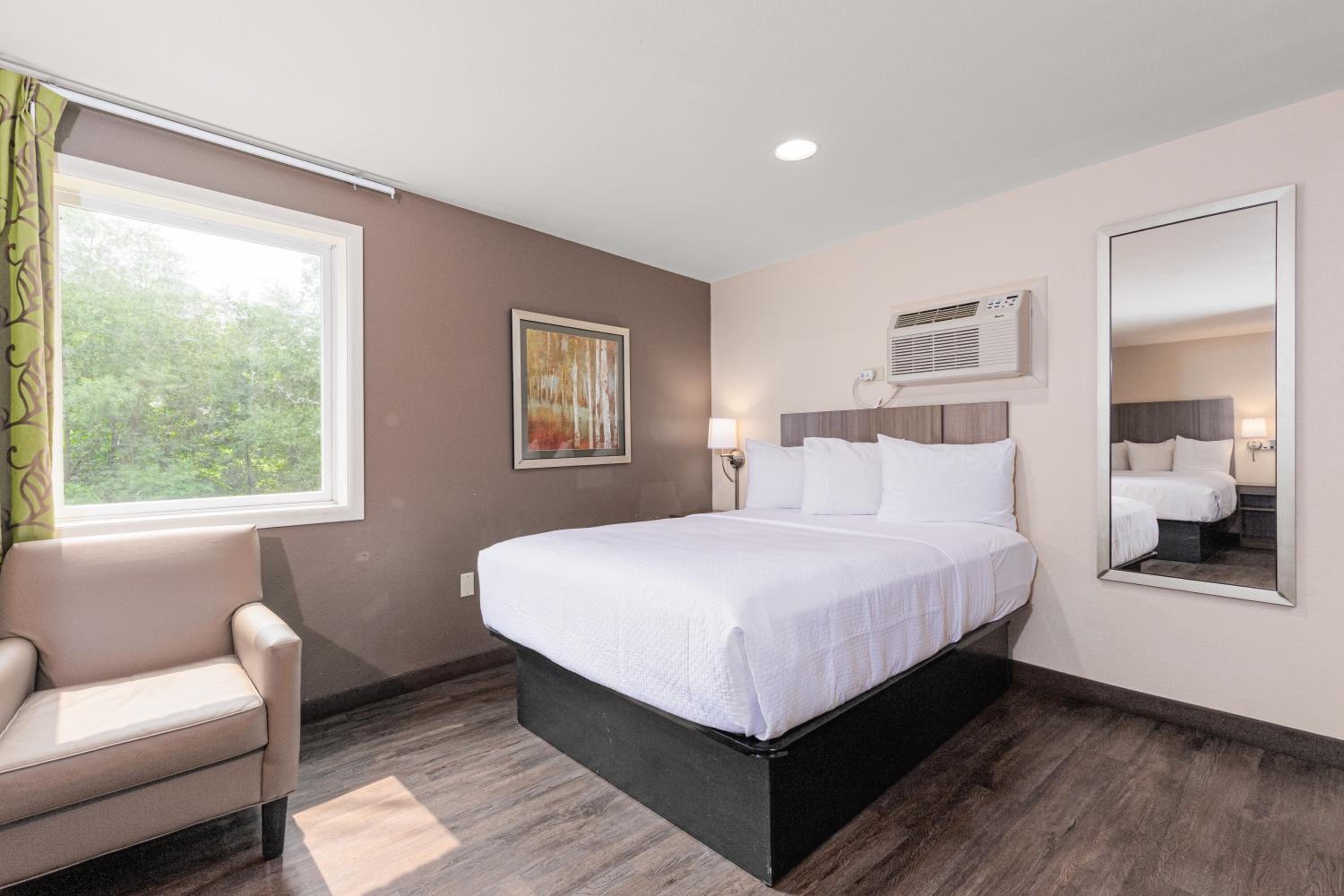 Queen Room with Three Queen Beds - Non-Smoking - Photo 2
