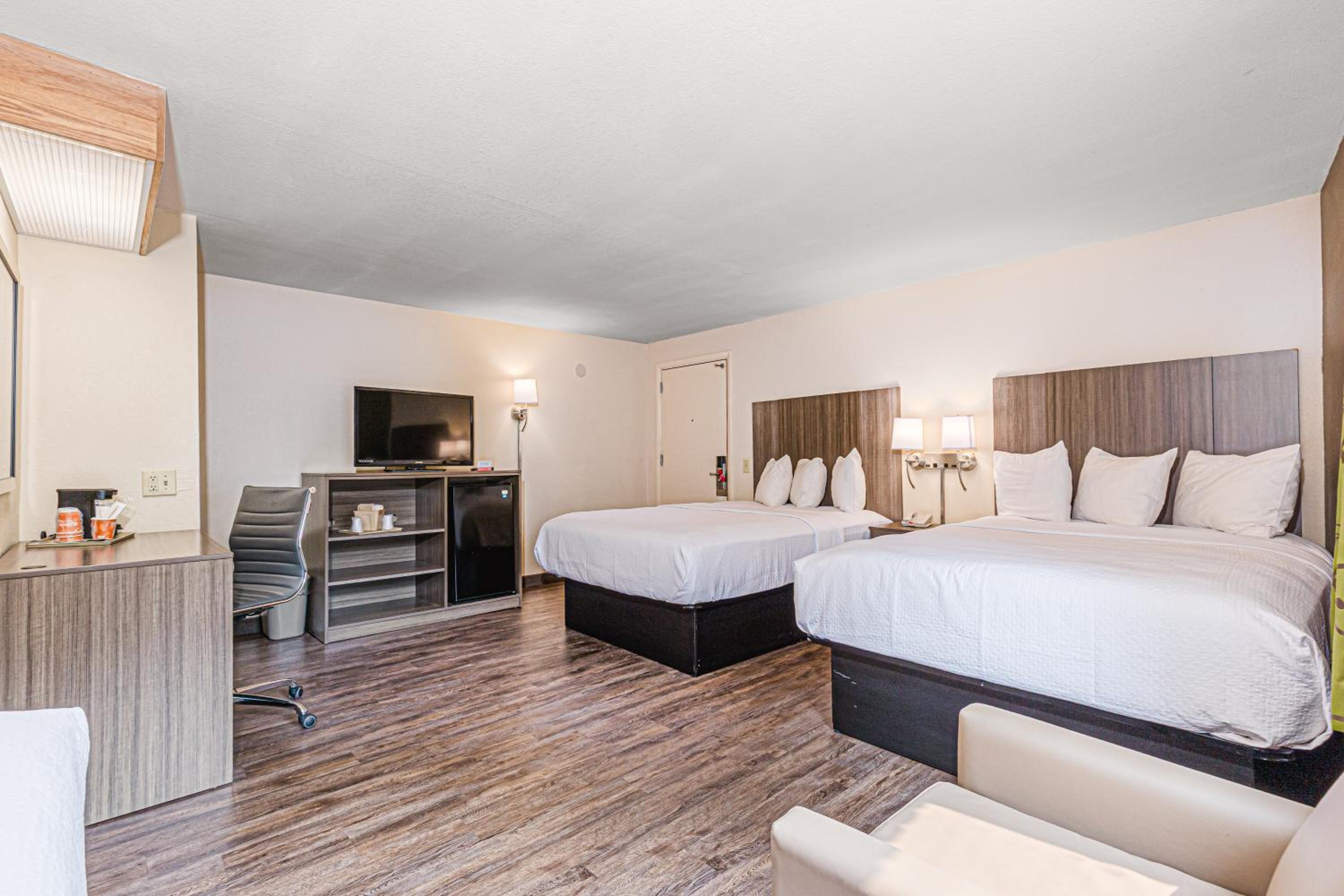 Queen Room with Three Queen Beds - Non-Smoking - Photo 3