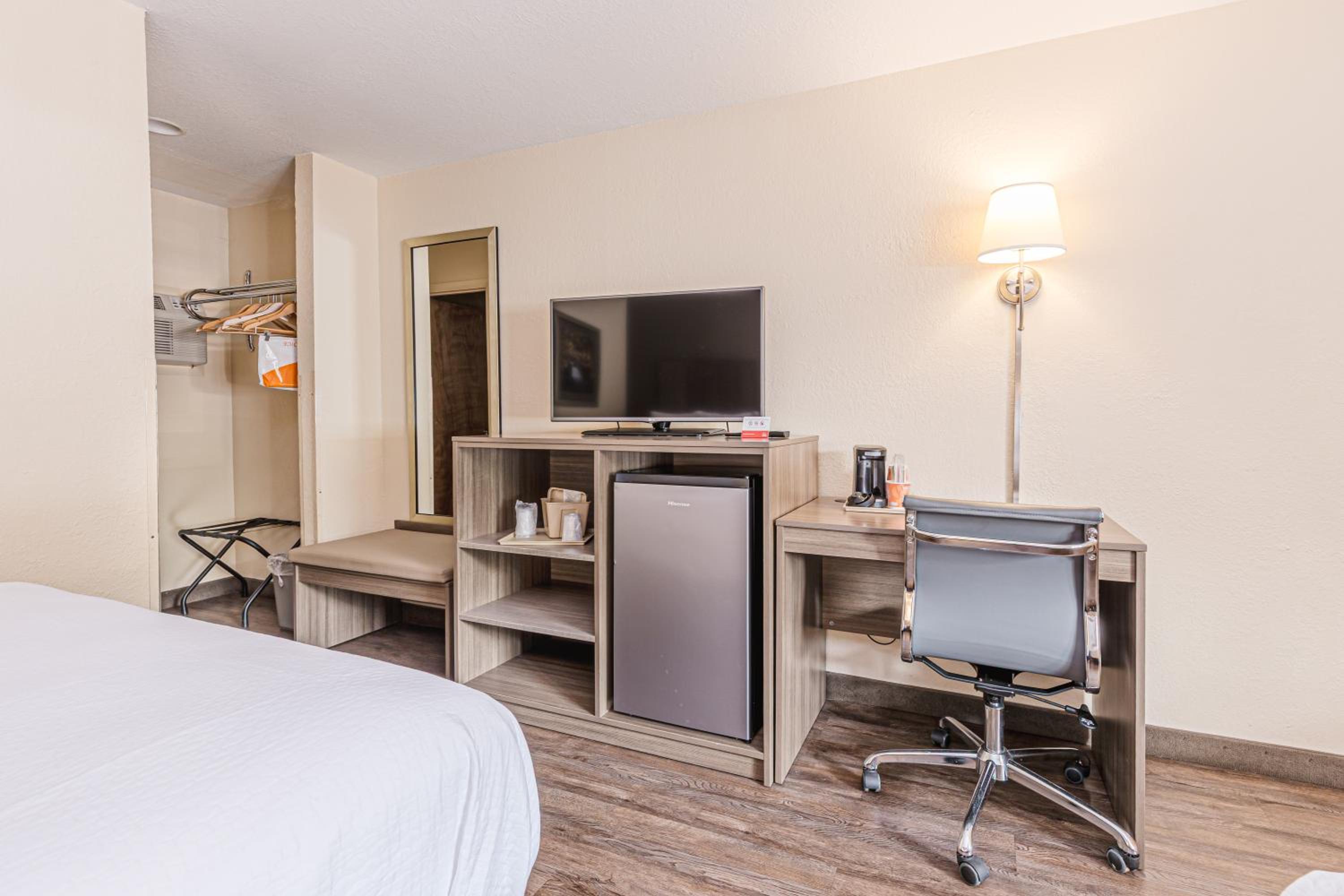 Queen Room with Two Queen Beds - Accessible/Non-Smoking - Photo 2