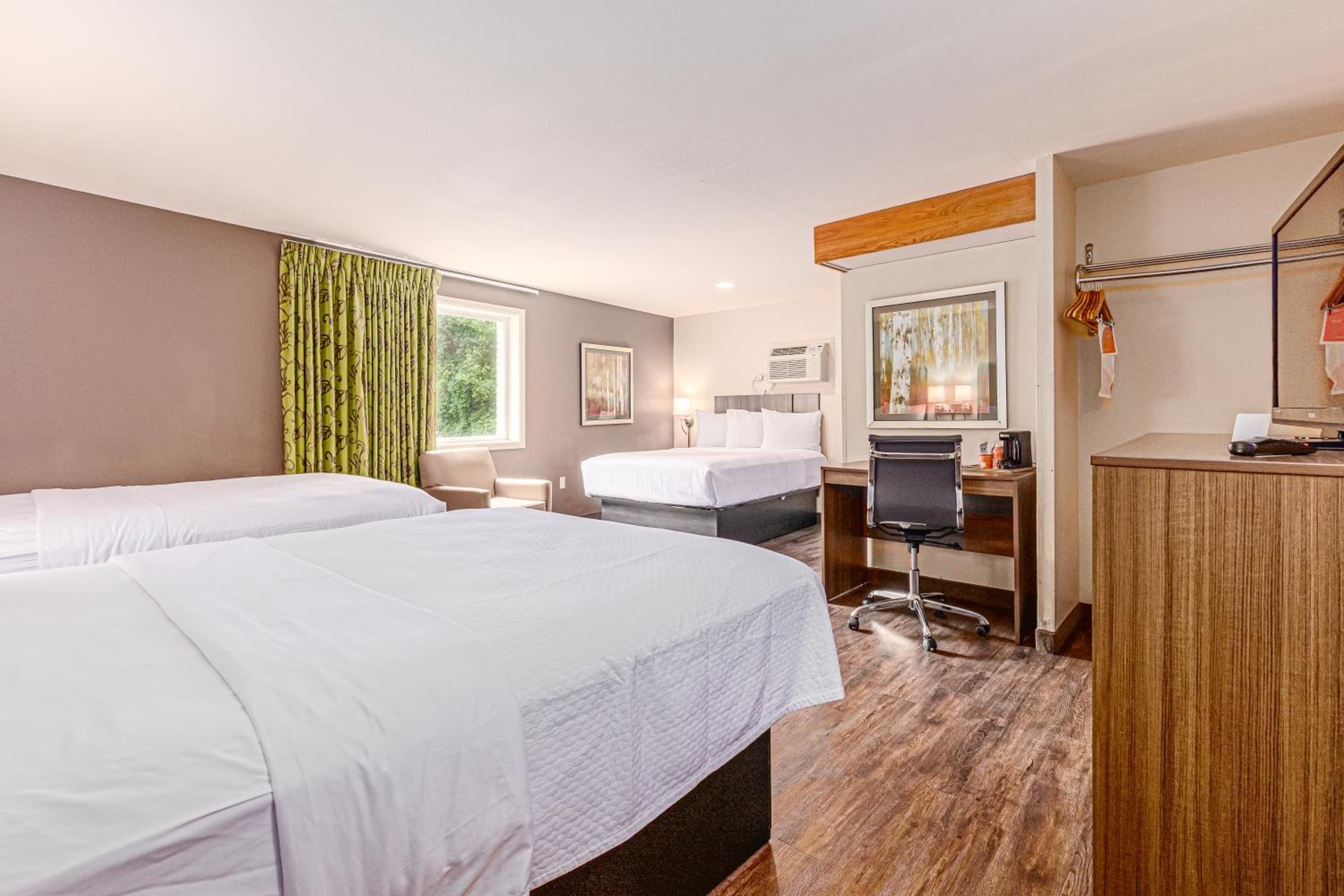Queen Room with Three Queen Beds - Non-Smoking - Photo 1