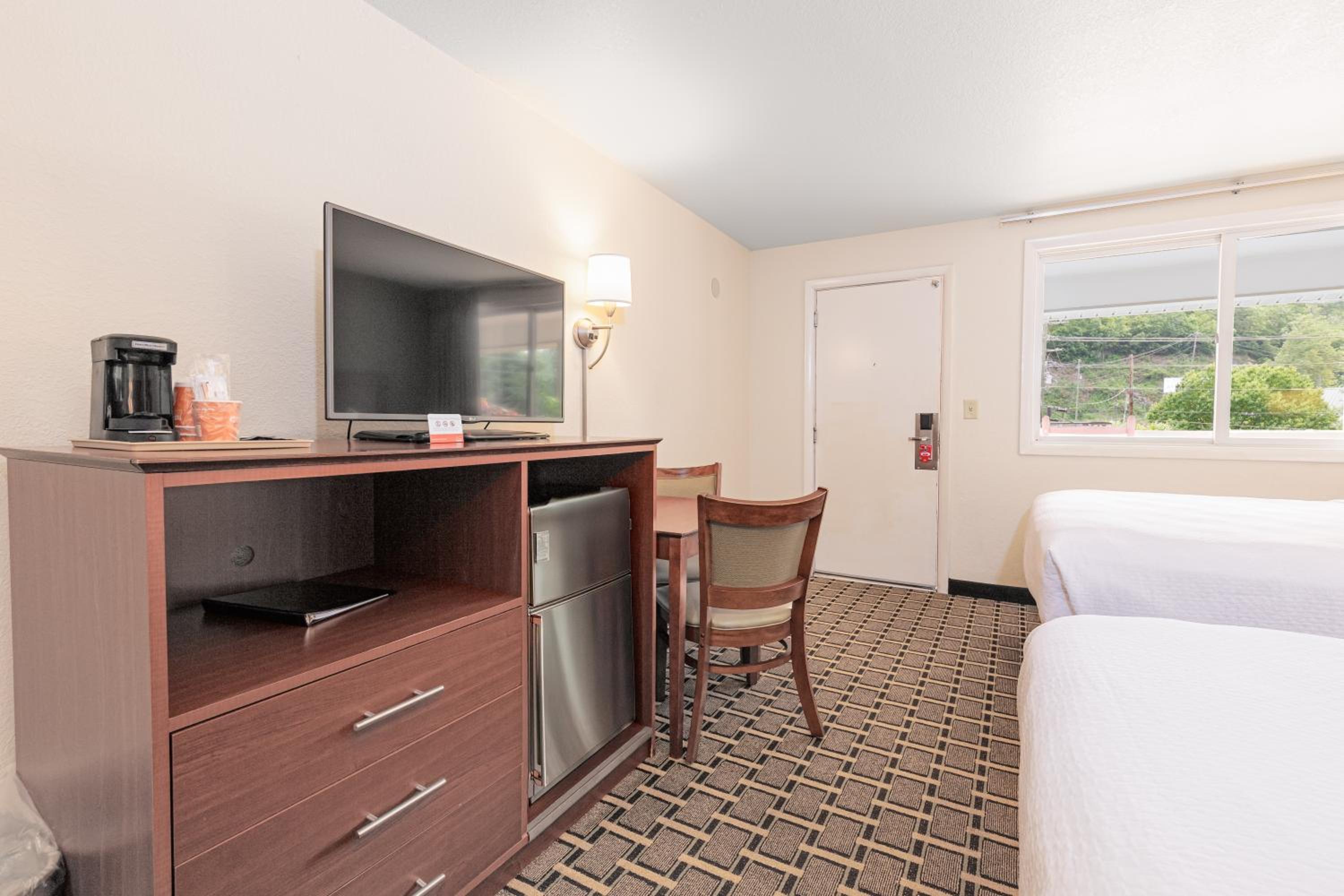Queen Room with Two Queen Beds - Non-Smoking - Photo 1