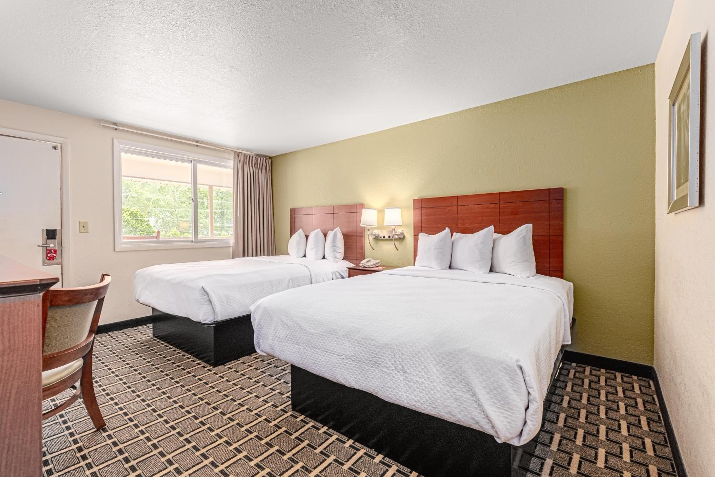 Queen Room with Two Queen Beds - Non-Smoking - Photo 2