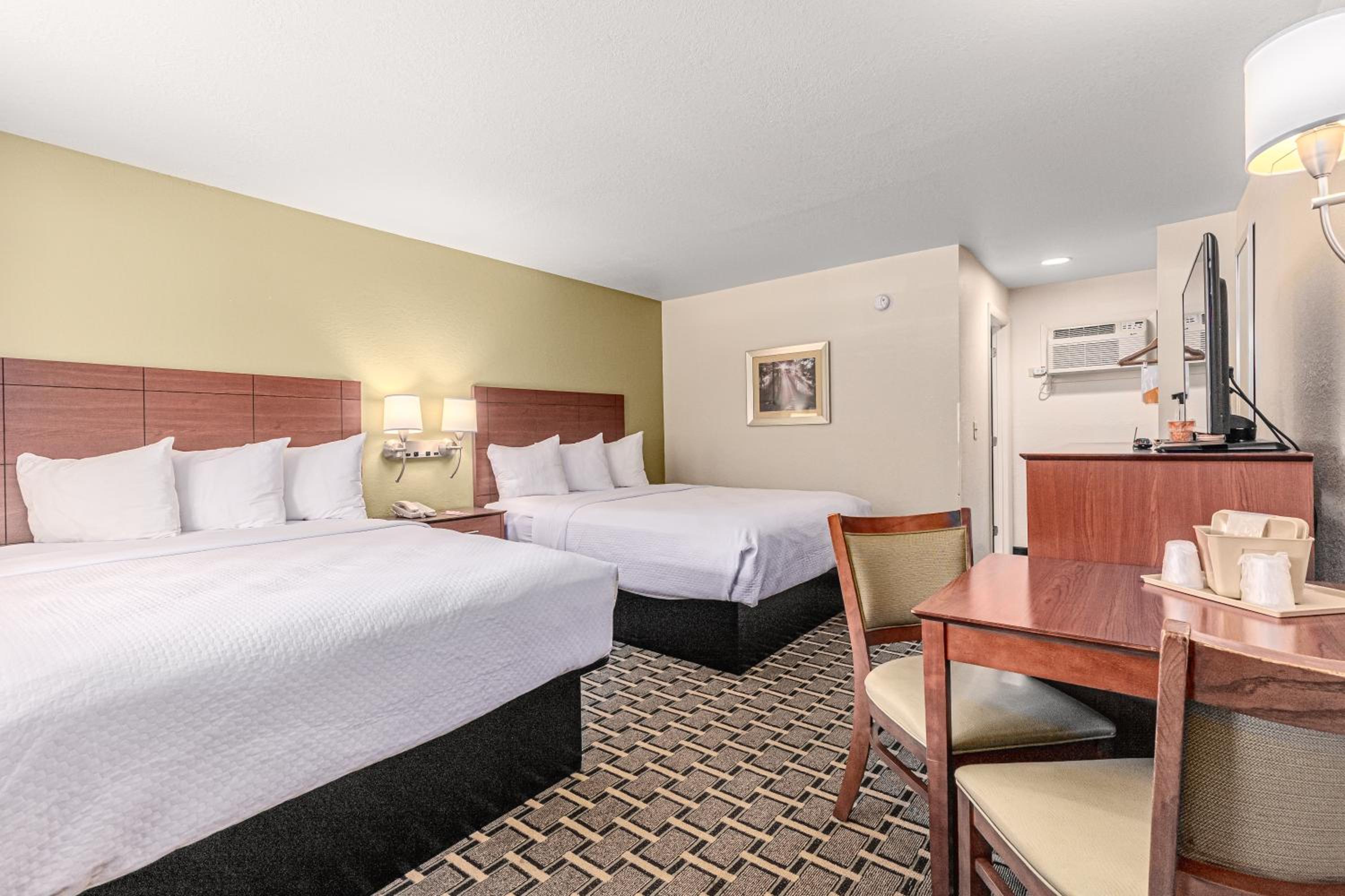 Queen Room with Two Queen Beds - Non-Smoking - Photo 3